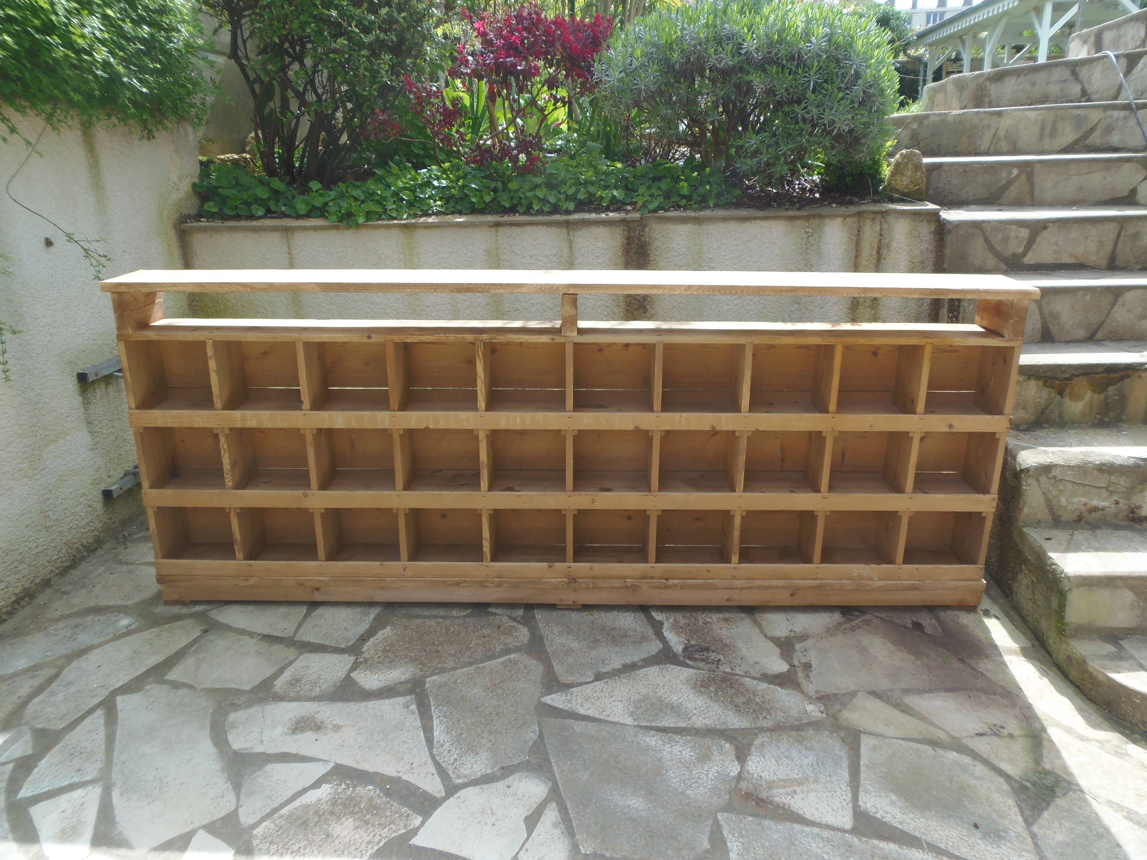 Vintage pitch pine furniture, 30 lockers, 1 niche.