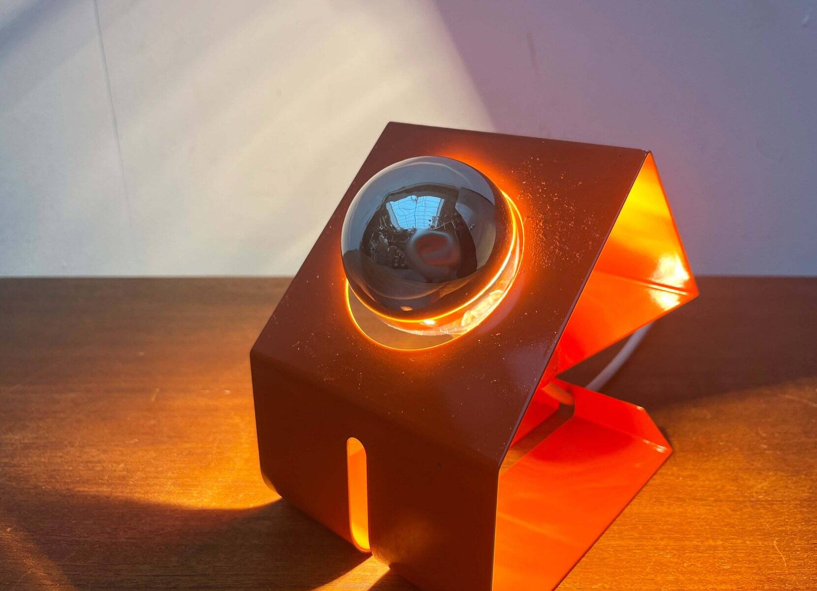 Lampe de table métallique orange minimaliste de l'ère spatiale moderne du milieu du siècle, années 1960