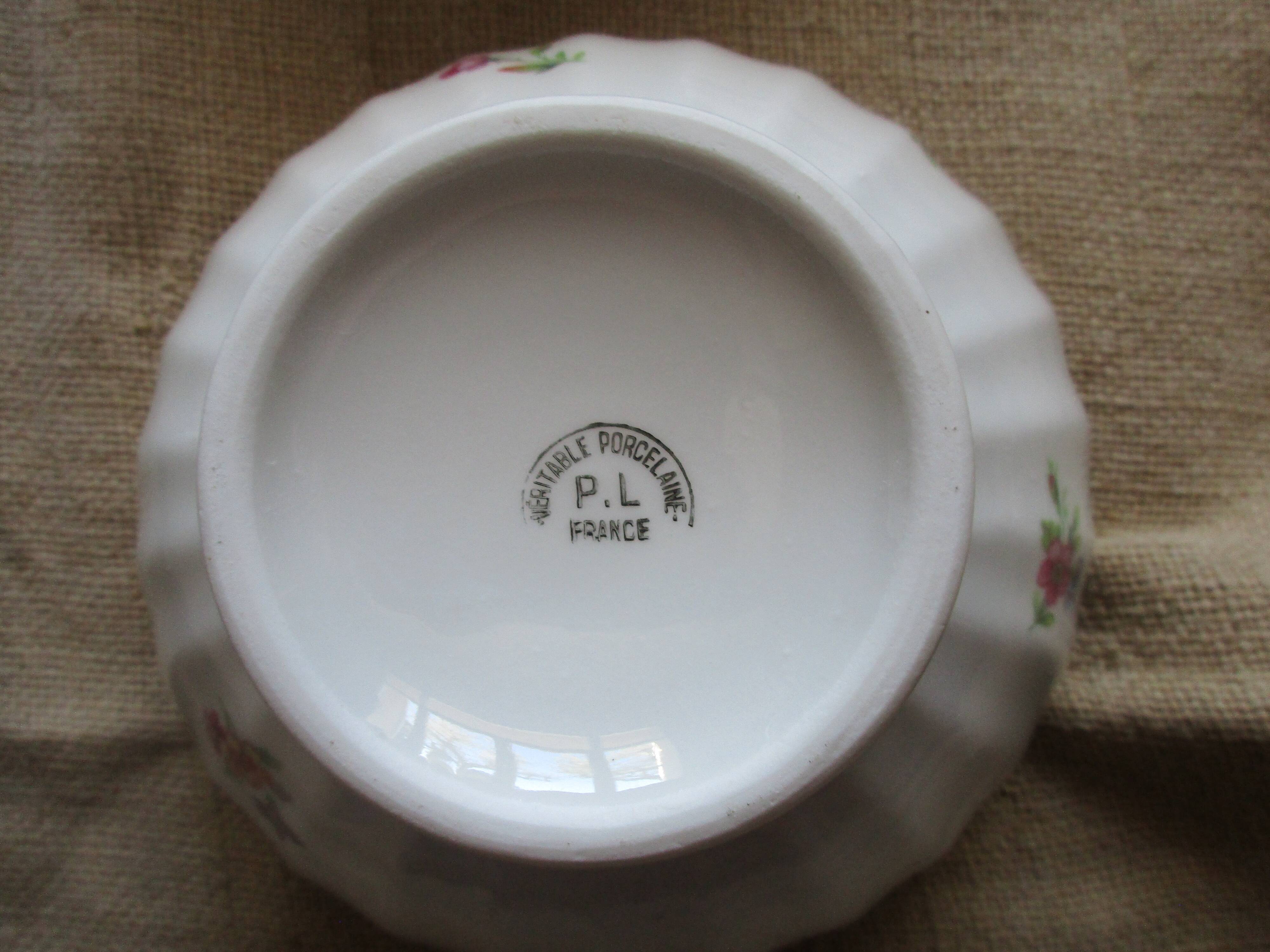 Lot of 4 bowls with porcelain flowers