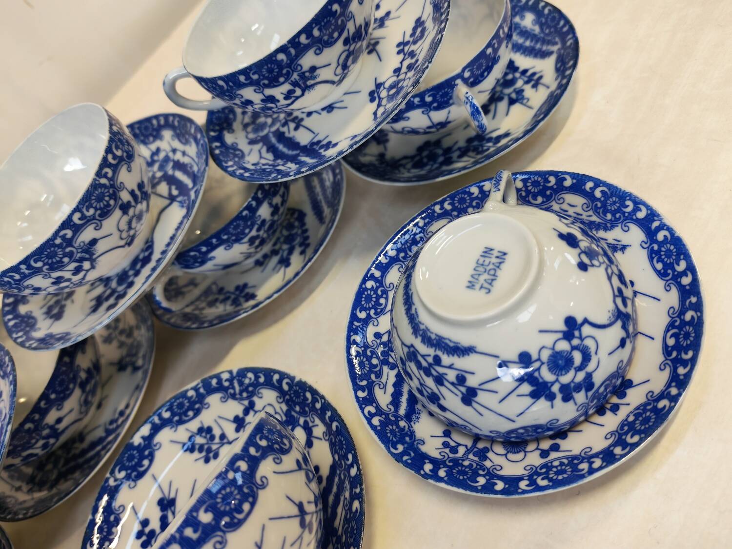 Magnifique Service de 12 Tasses et Soucoupes en Porcelaine