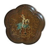 Plateau ancien polylobé en bois verni avec motif chevalerie