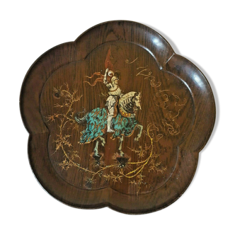 Plateau ancien polylobé en bois verni avec motif chevalerie