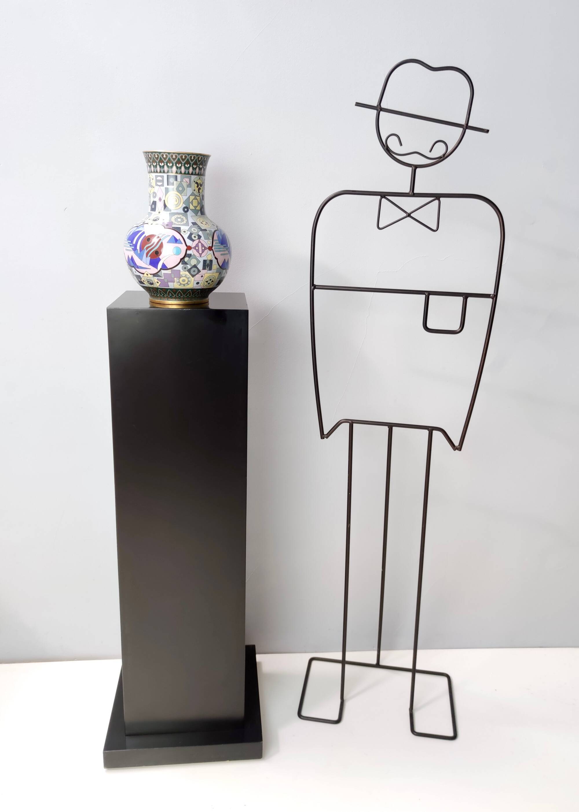 Vase cloisonné chinois Jingfa coloré avec base en laiton