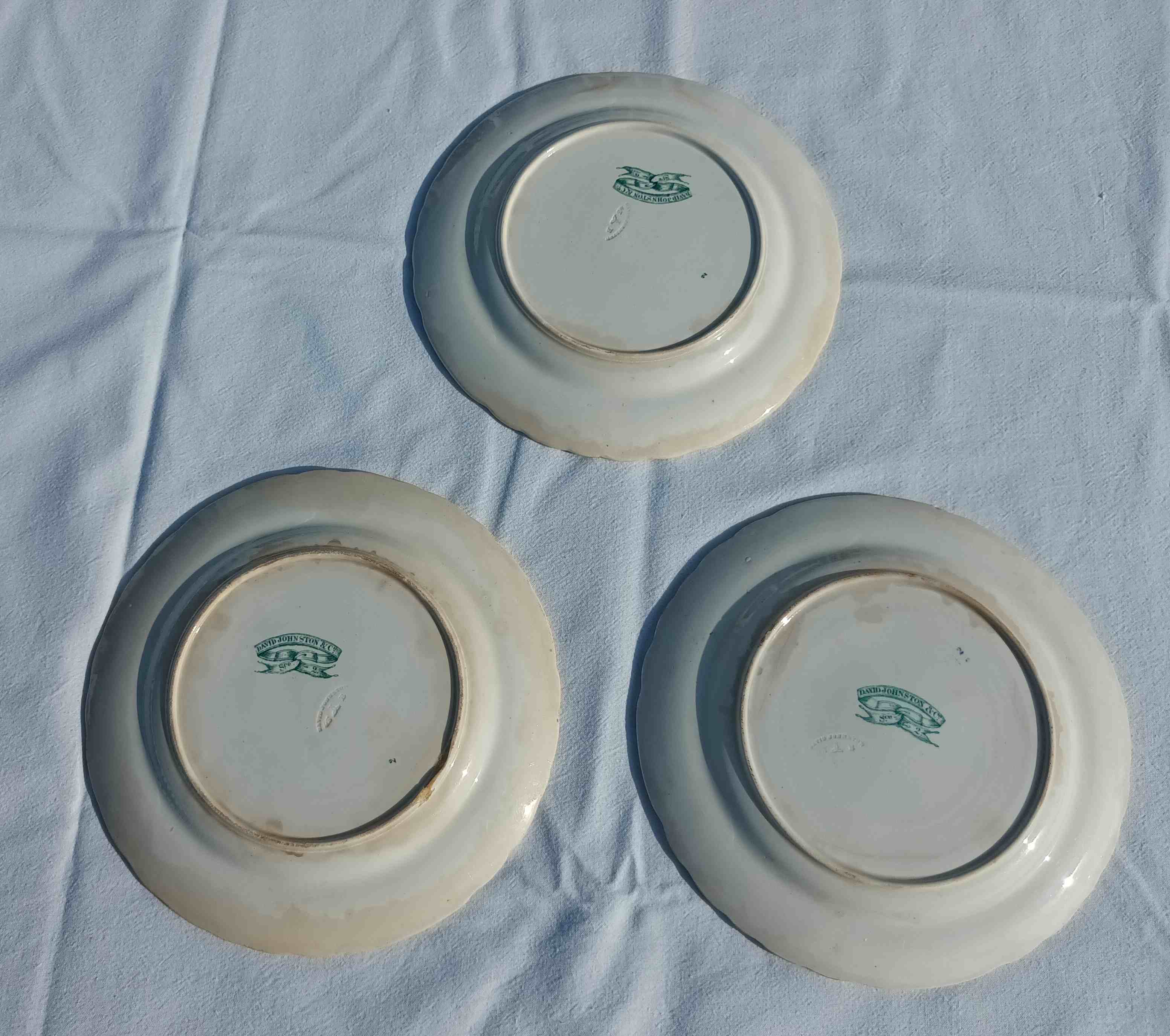 Set of 3 appetizers plates in earthenware of Bordeaux David Johnston XVIIth