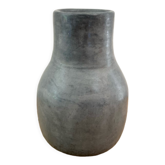 Vase in grey tadelakt