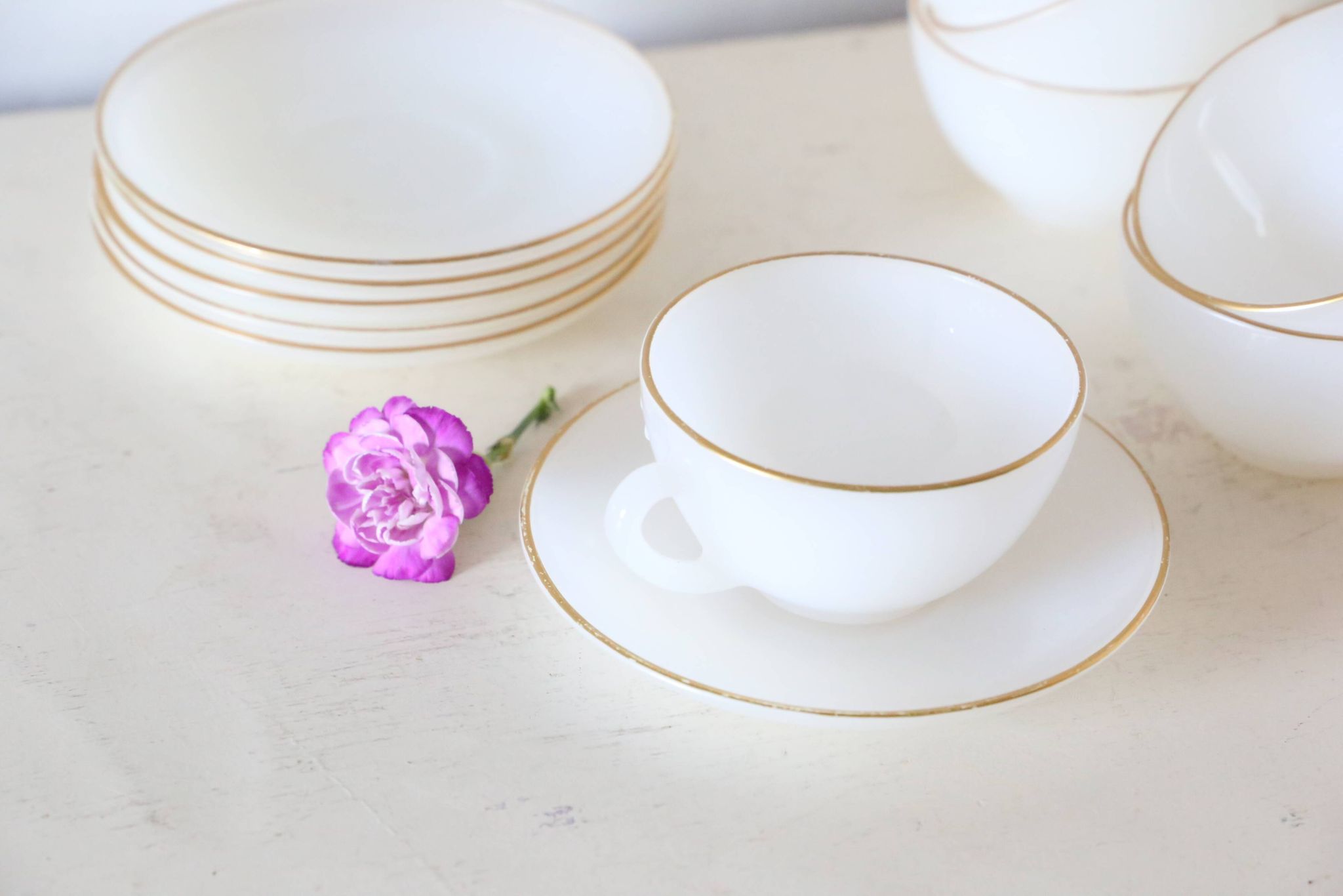 Set of 4 cups and under cups Arcopal harlequin range, white and gold, made in France