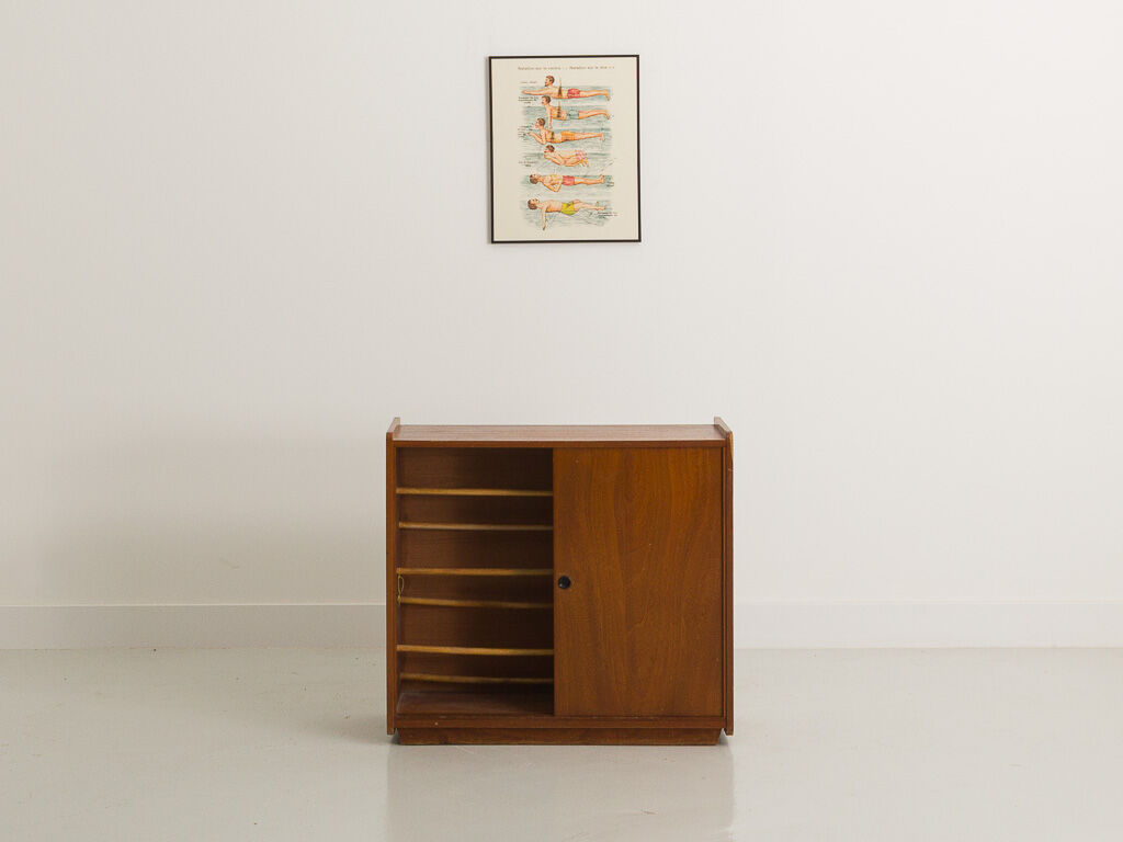 Shoe storage cabinet