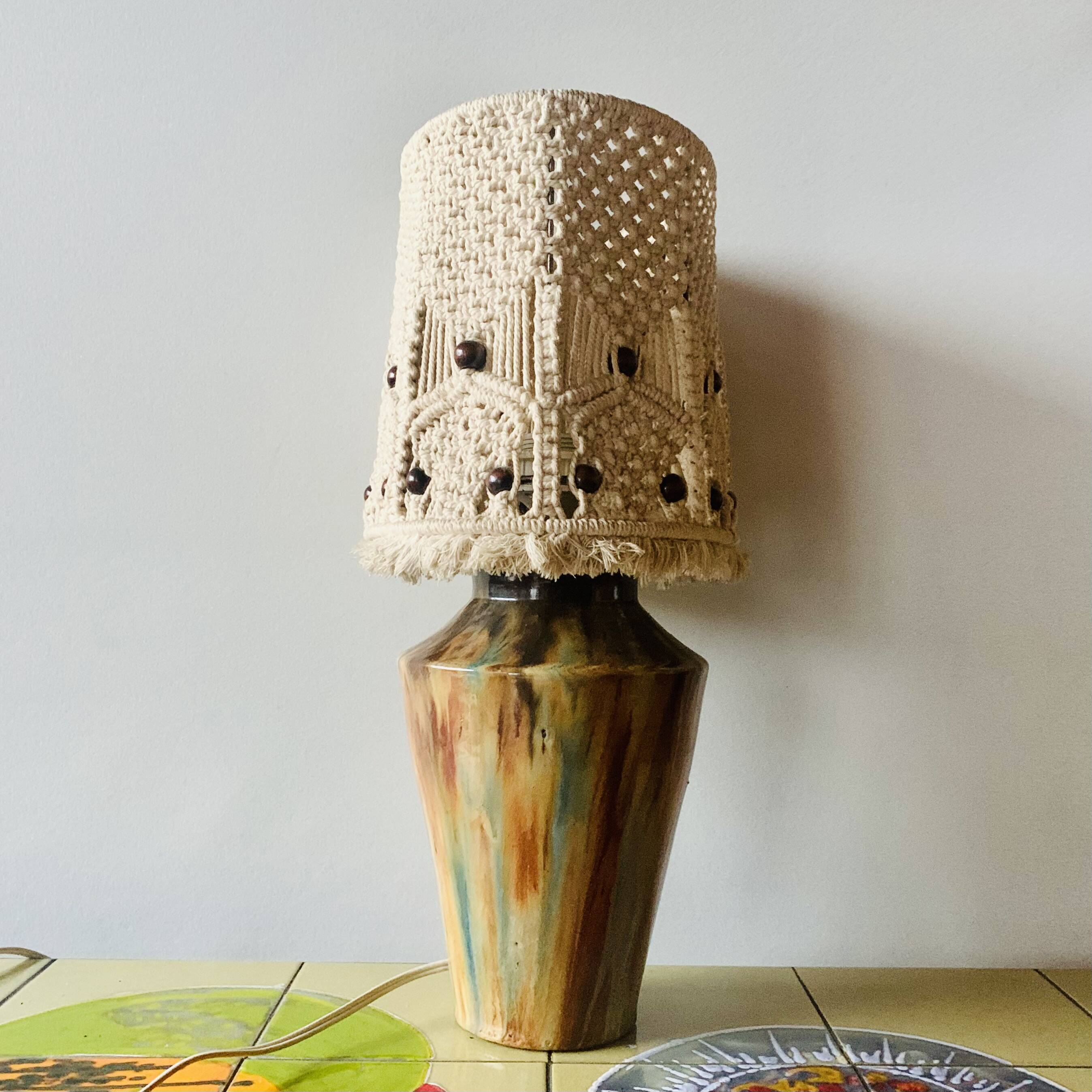 Lampe vintage à poser en grès vernissé avec abat-jour en macramé