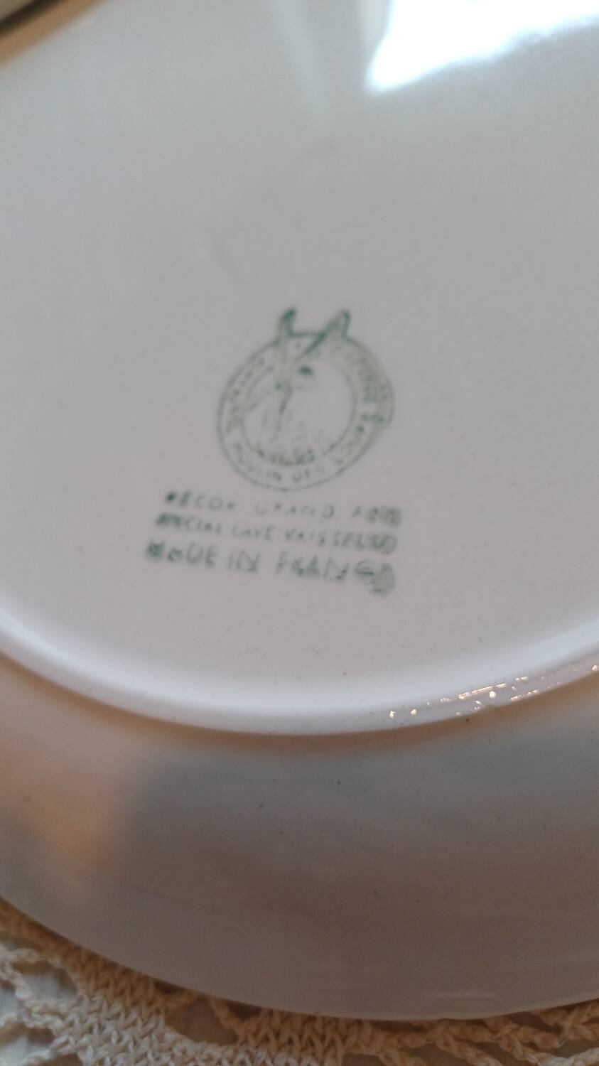 Set of 8 Moulins des Loups flat plates