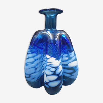 Vase en verre bleu et touches de blanc