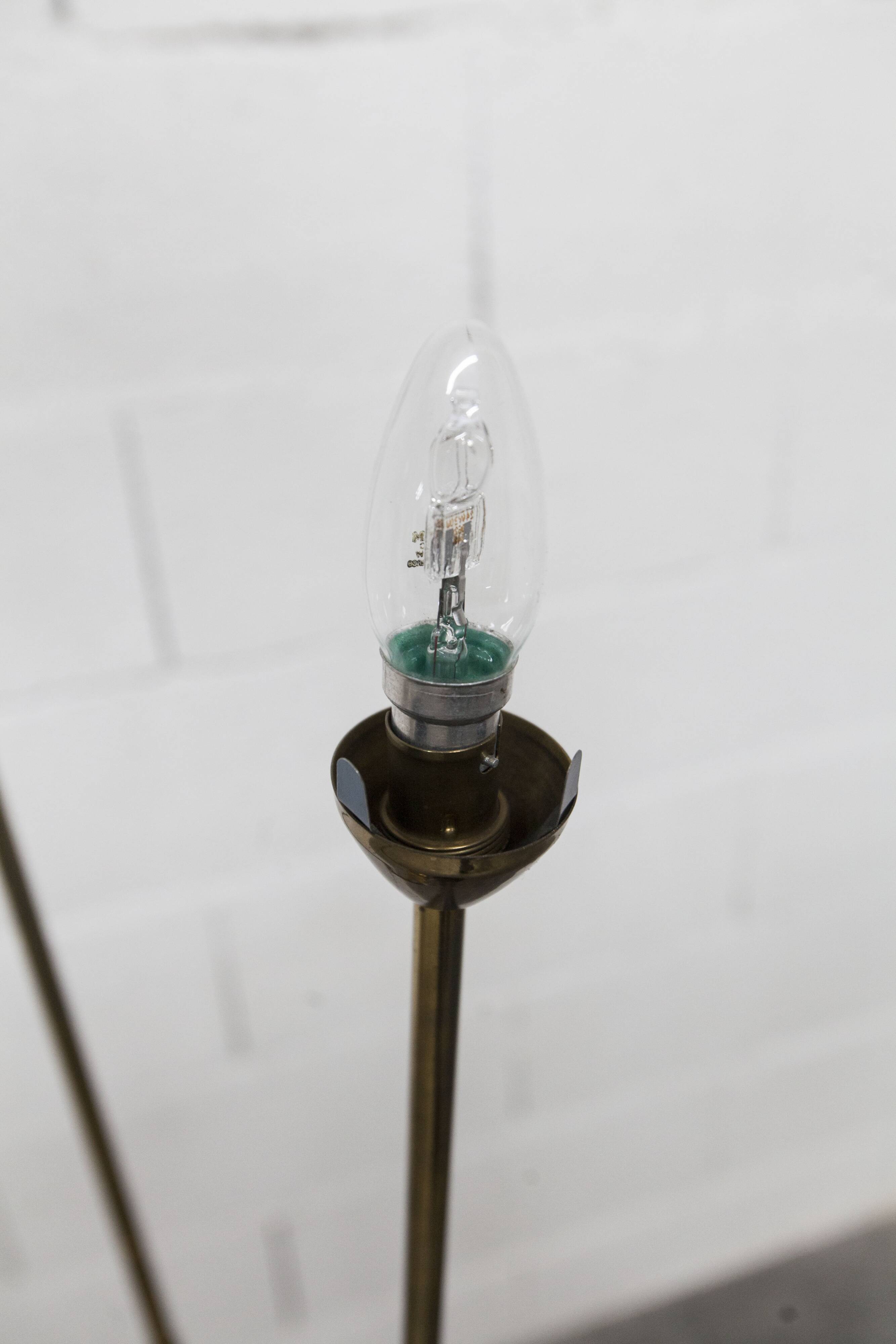 Lampadaire à 3 branches de 1960 laiton doré, fonte et opalines