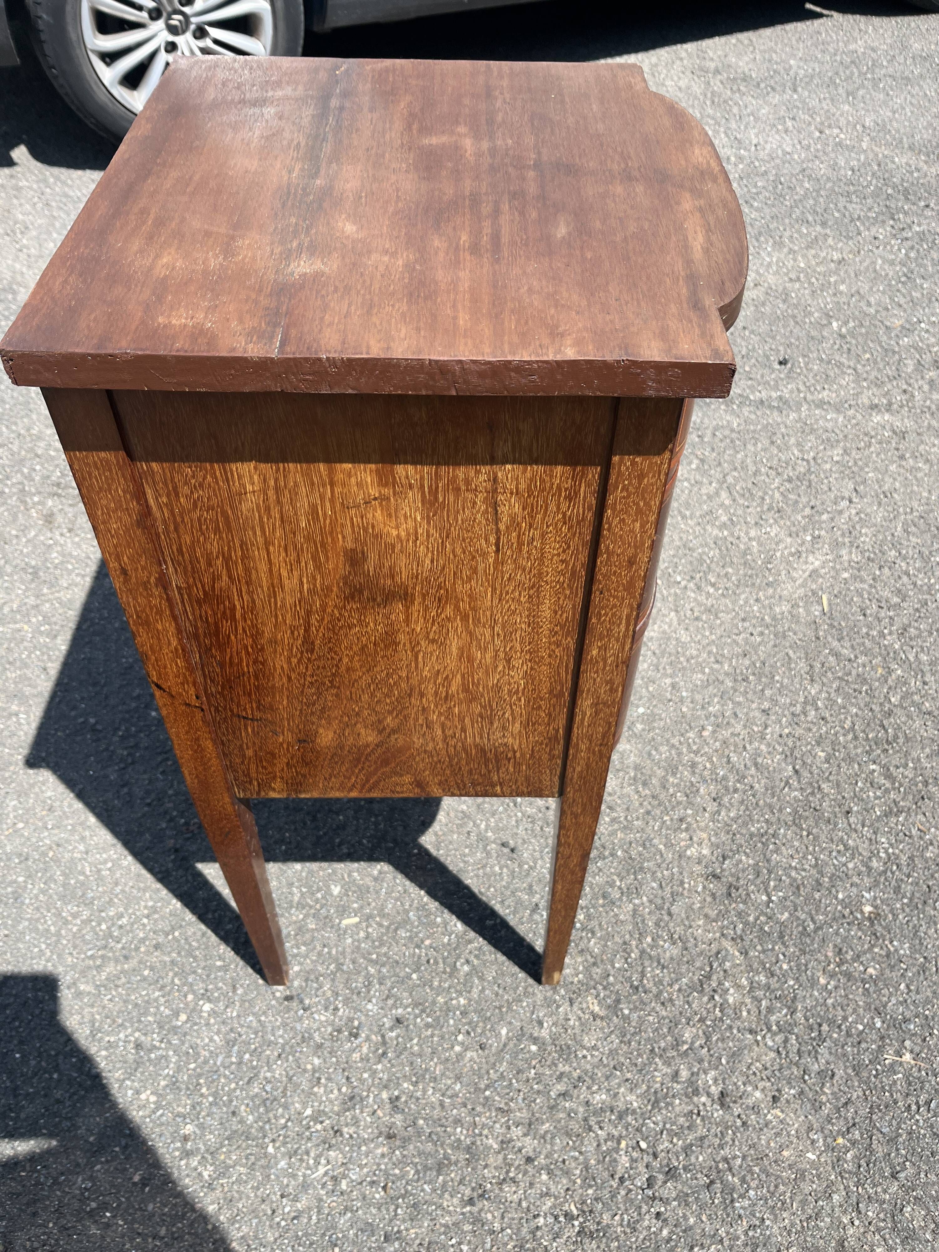 Table de chevet ancienne de style Louis XVI en bois
