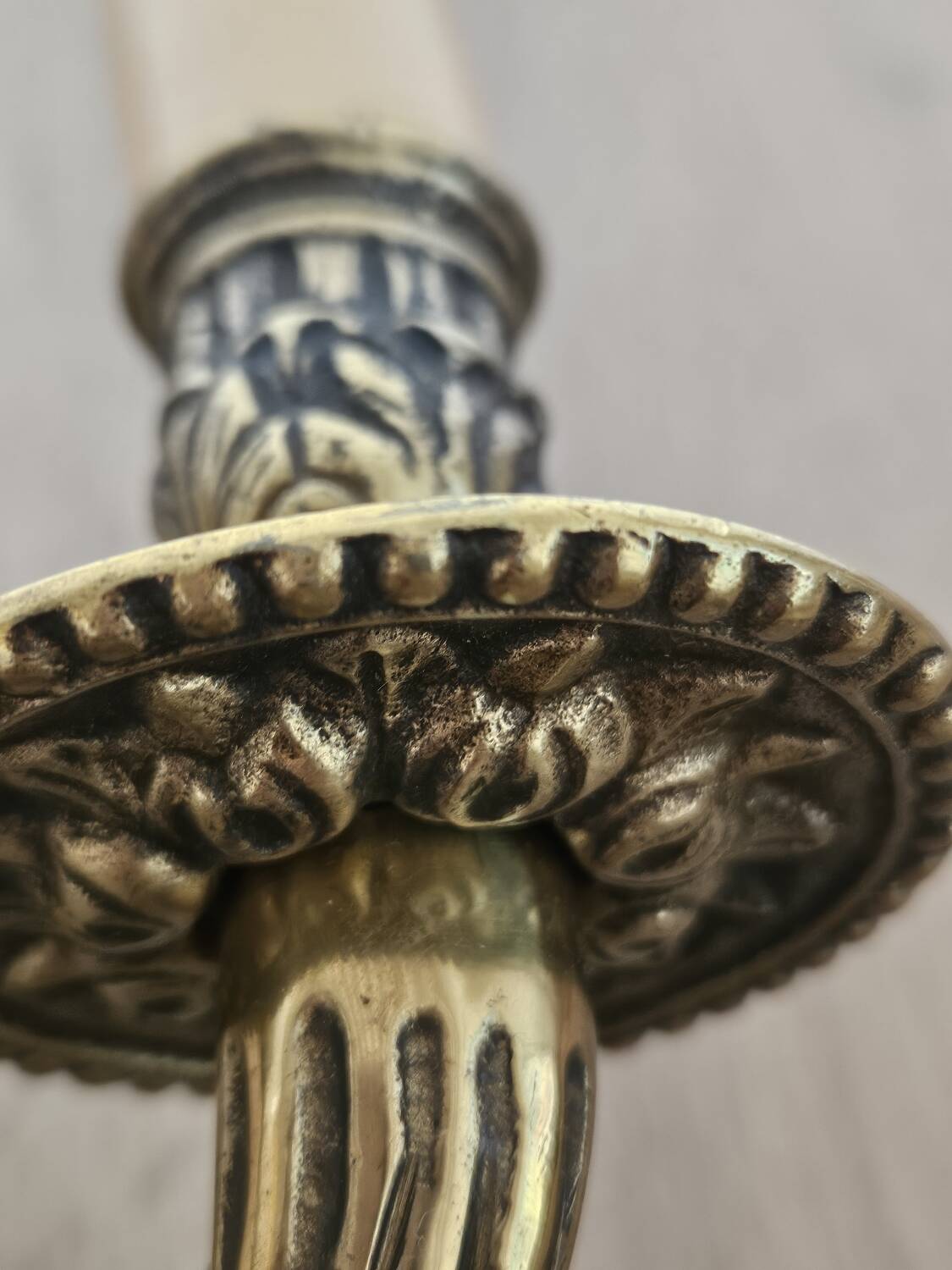 Rocaille style bronze wall lamp