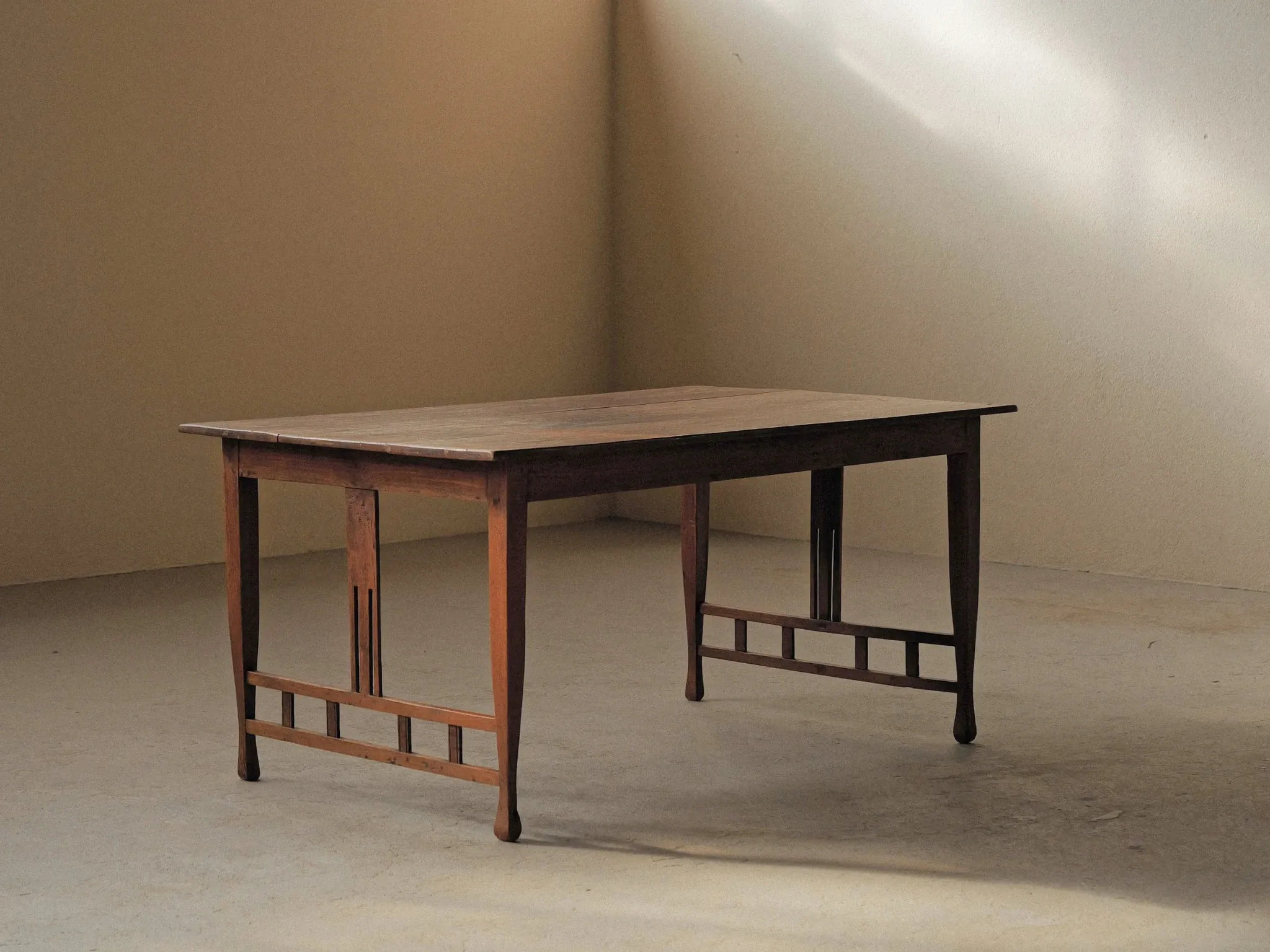 Arts & Crafts table in solid oak, around 1900