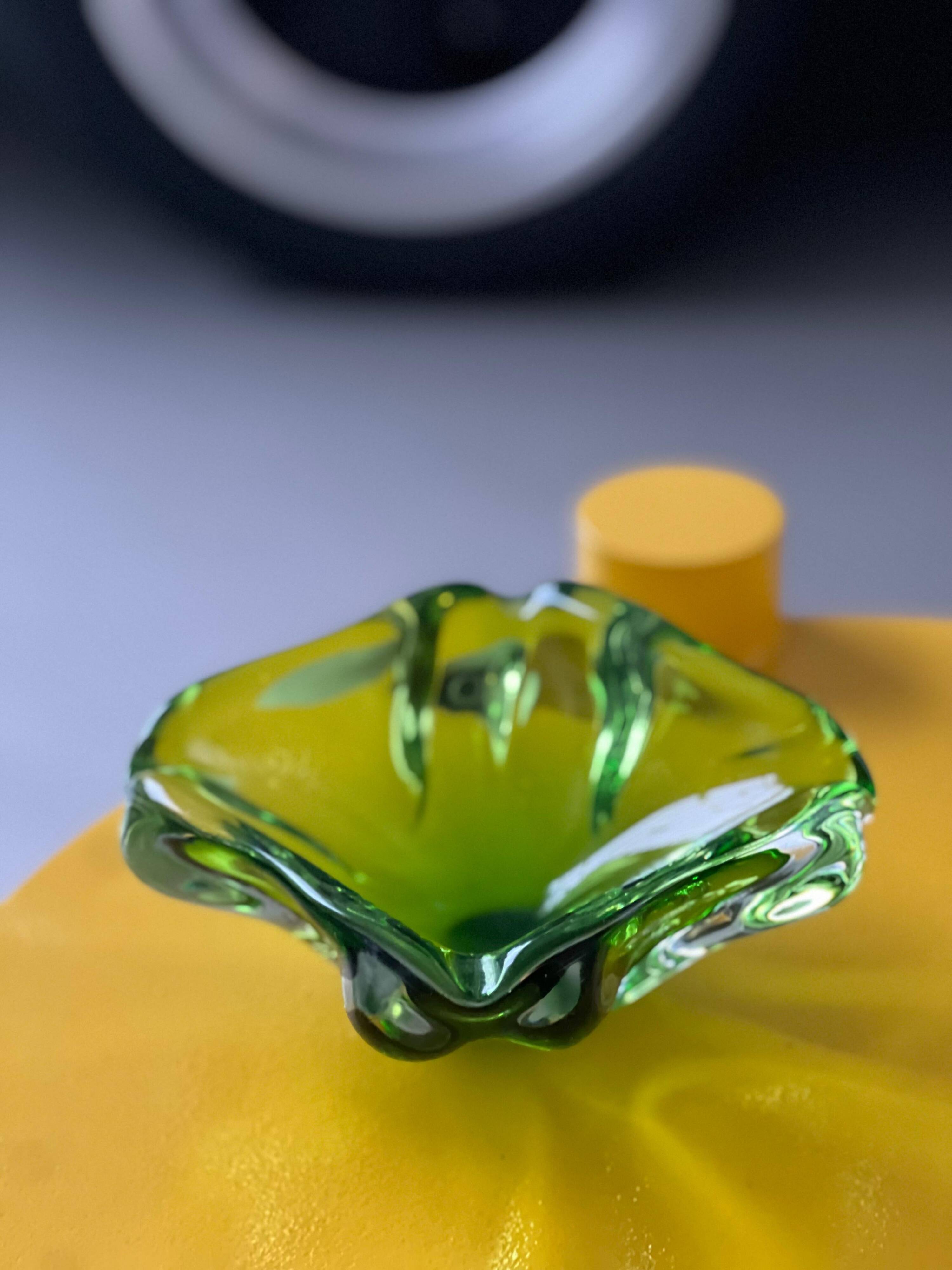 Verre de Murano vert, verre contemporain des années 1960 fabriqué à la main en Italie.
