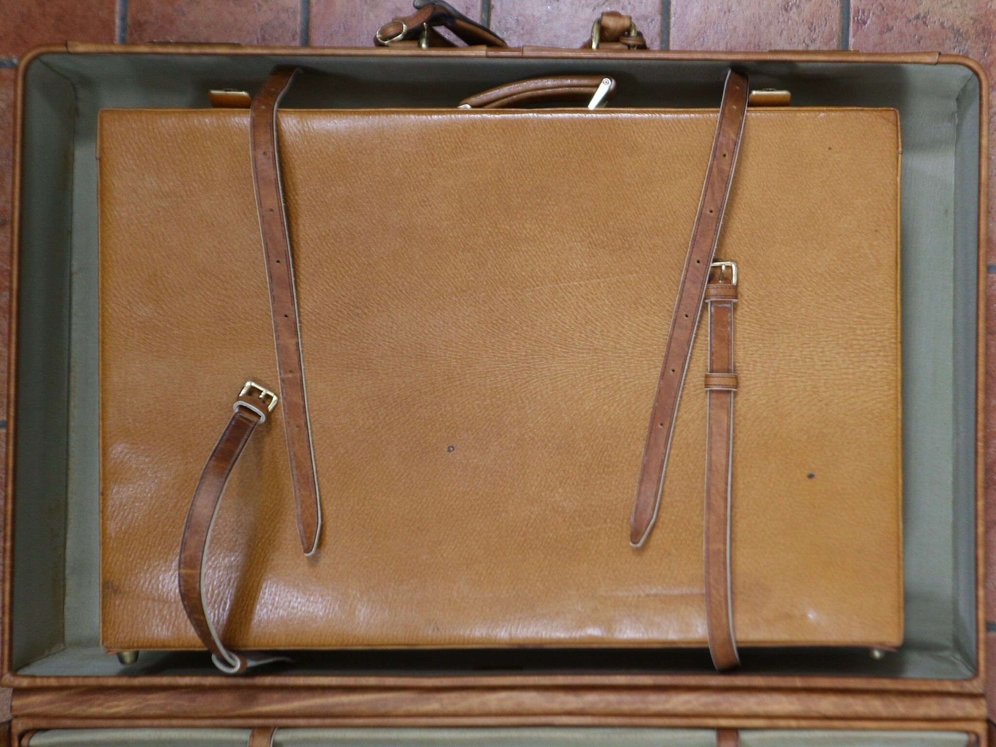 Set three vintage leather suitcases