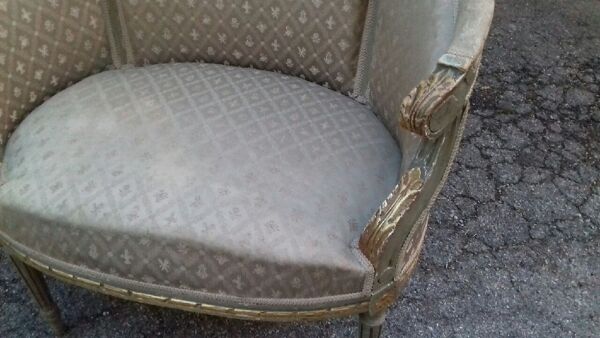 Salon doré deux fauteuils et un canapé forme gondole et une paire de chaises Louis XVI