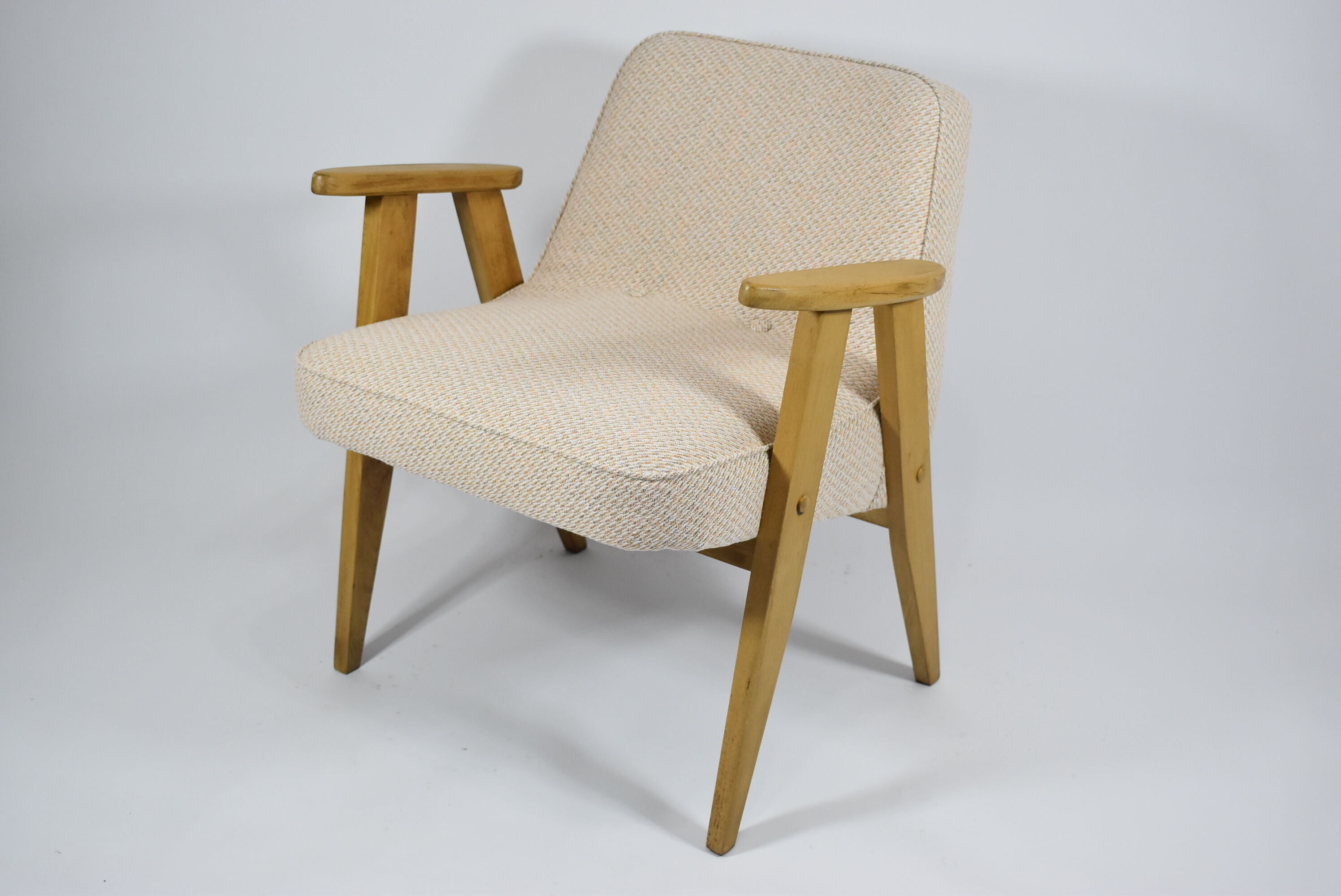 Fauteuil original 366 designer J.Chierowski années 1960, beige, bois de chêne