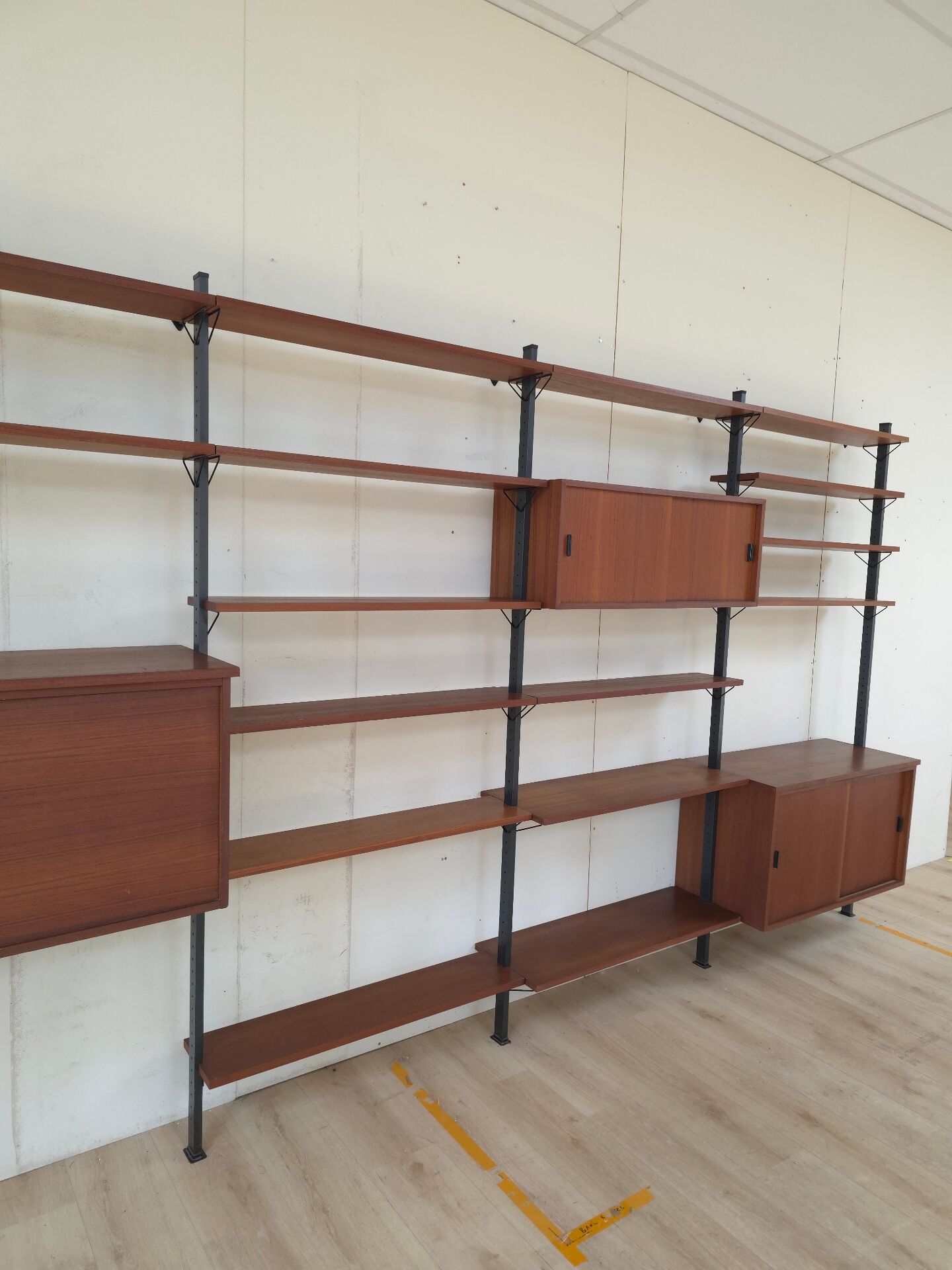 Système mural Olof Pira avec bureau, étagères et placards pour Plan Mobel