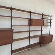 Système mural Olof Pira avec bureau, étagères et placards pour Plan Mobel