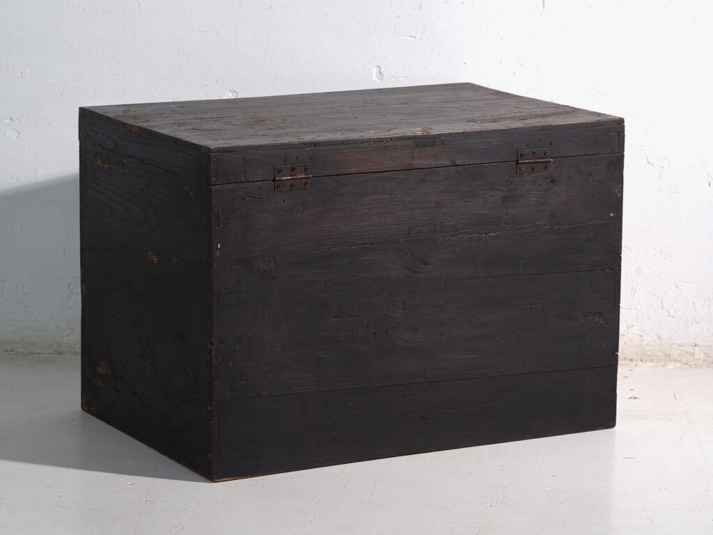 Coffre ancien peint en bois de pin – Chine, vers 1900