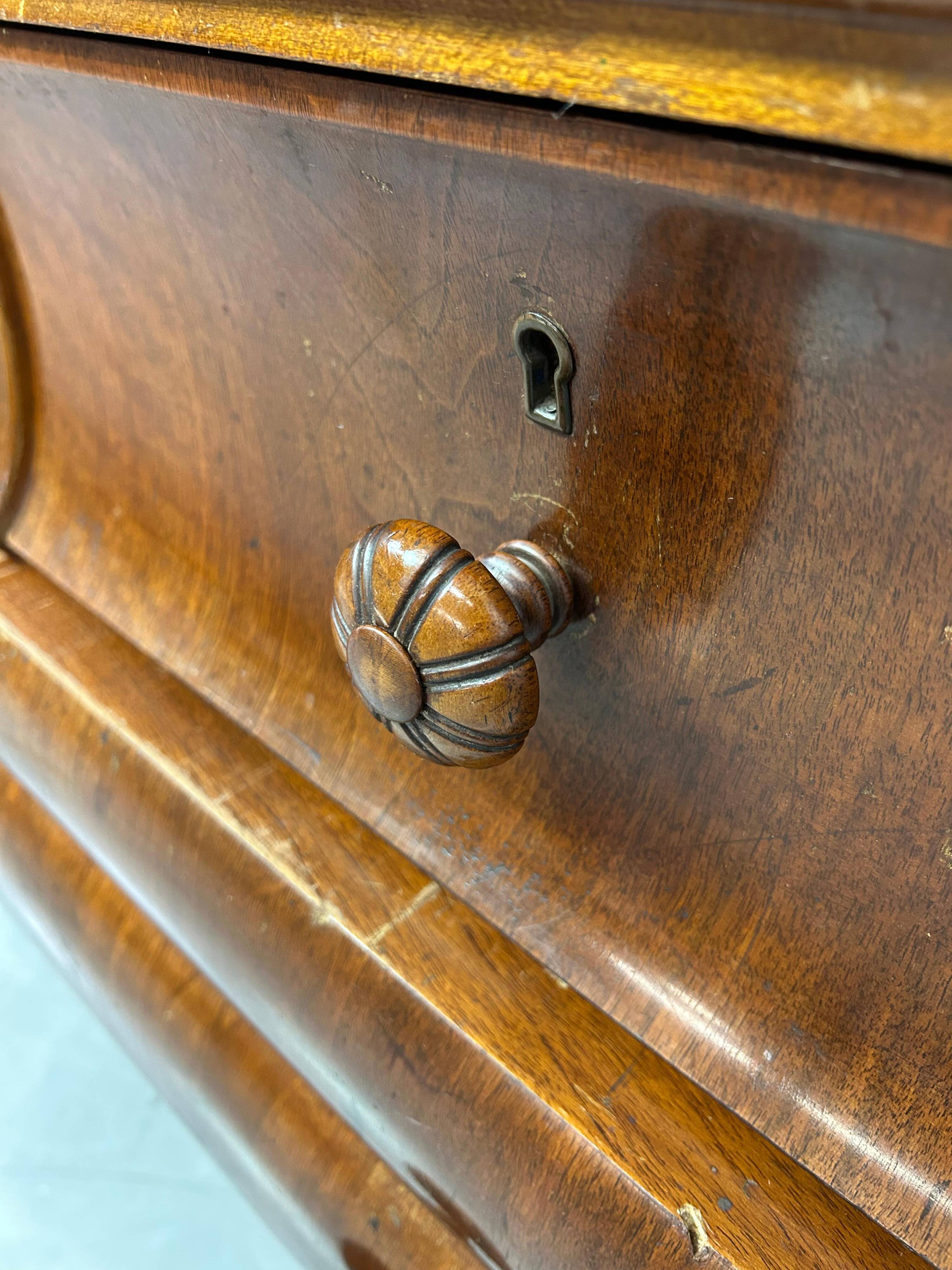 Large Art Deco display case by Lingel