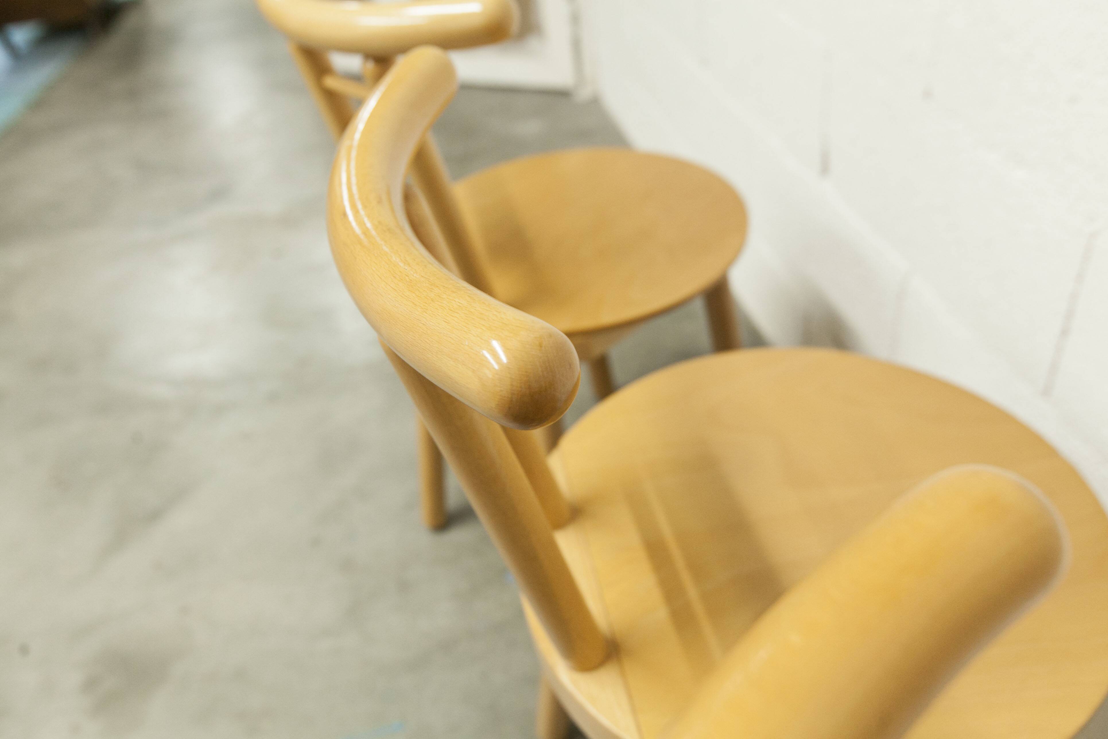 Set of 3 minimalist chairs in light wood, 1980s Italy