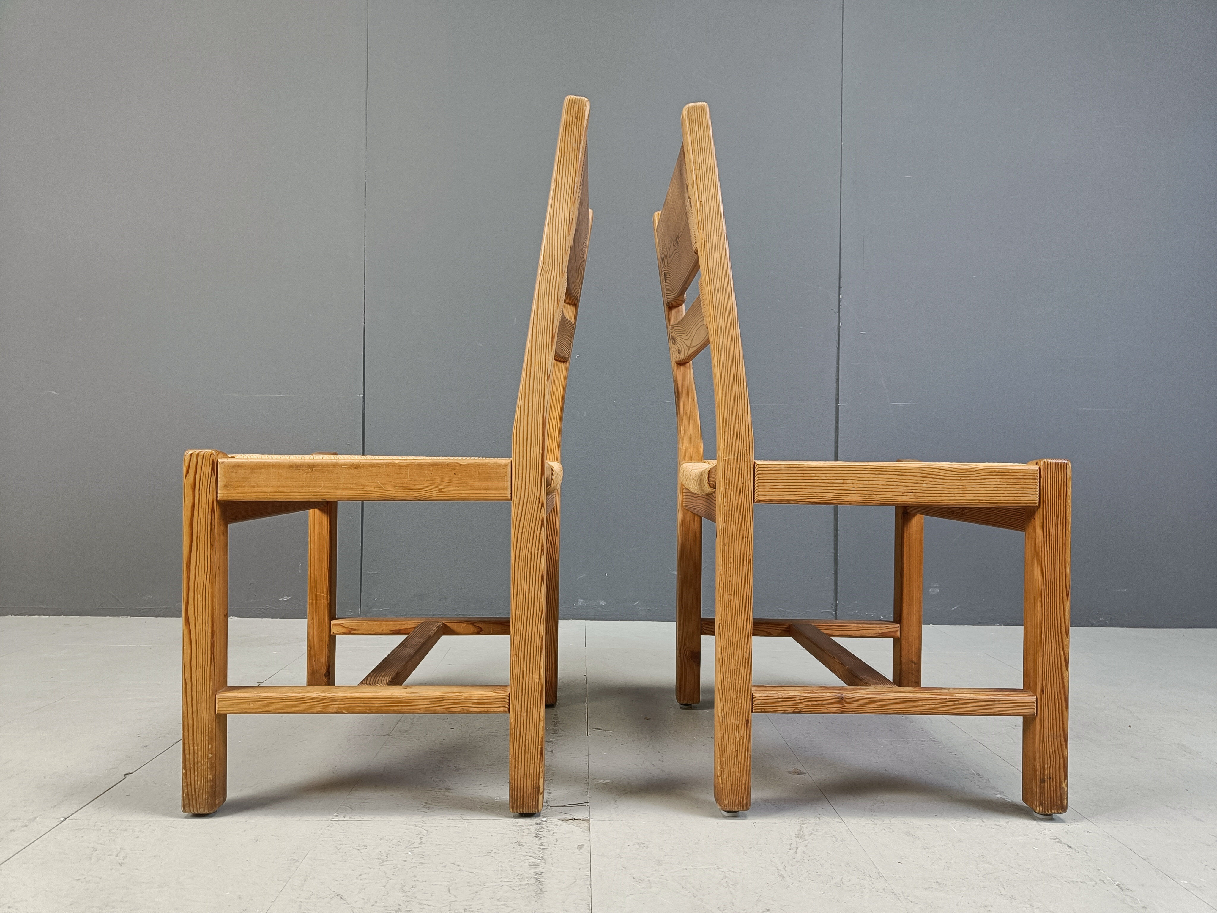 Ensemble de 5 chaises en bois de pin par GM Mobler, années 1960.