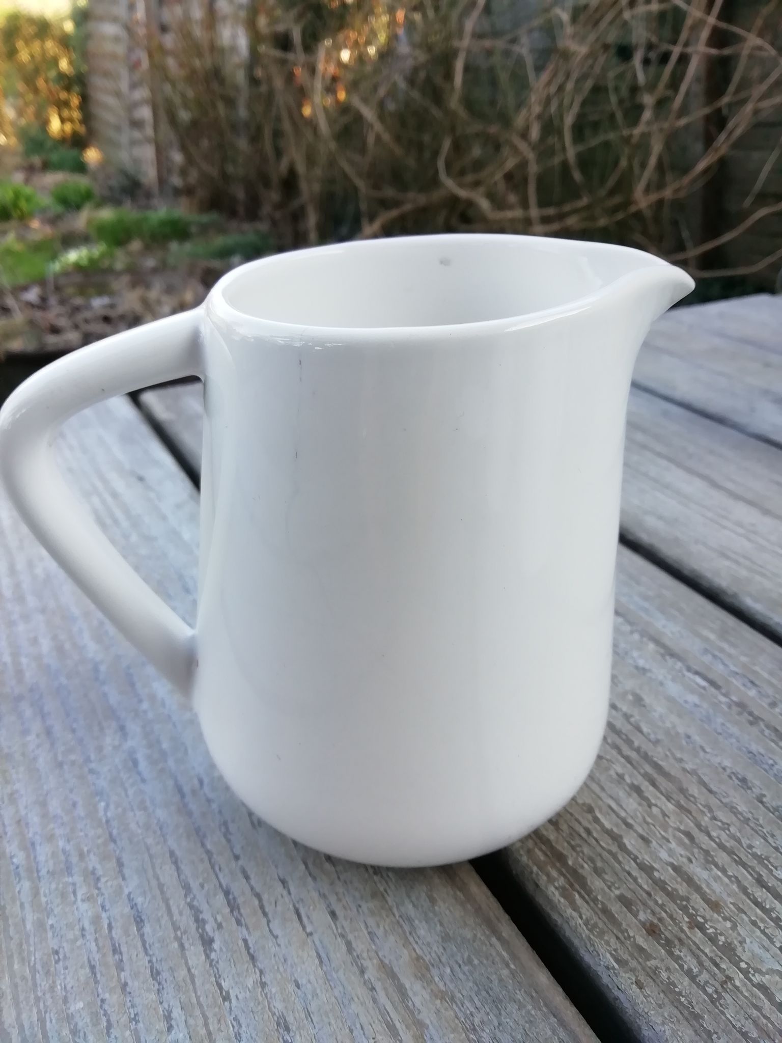 Lot de pichets blancs en porcelaine