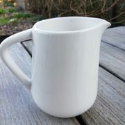 Lot de pichets blancs en porcelaine