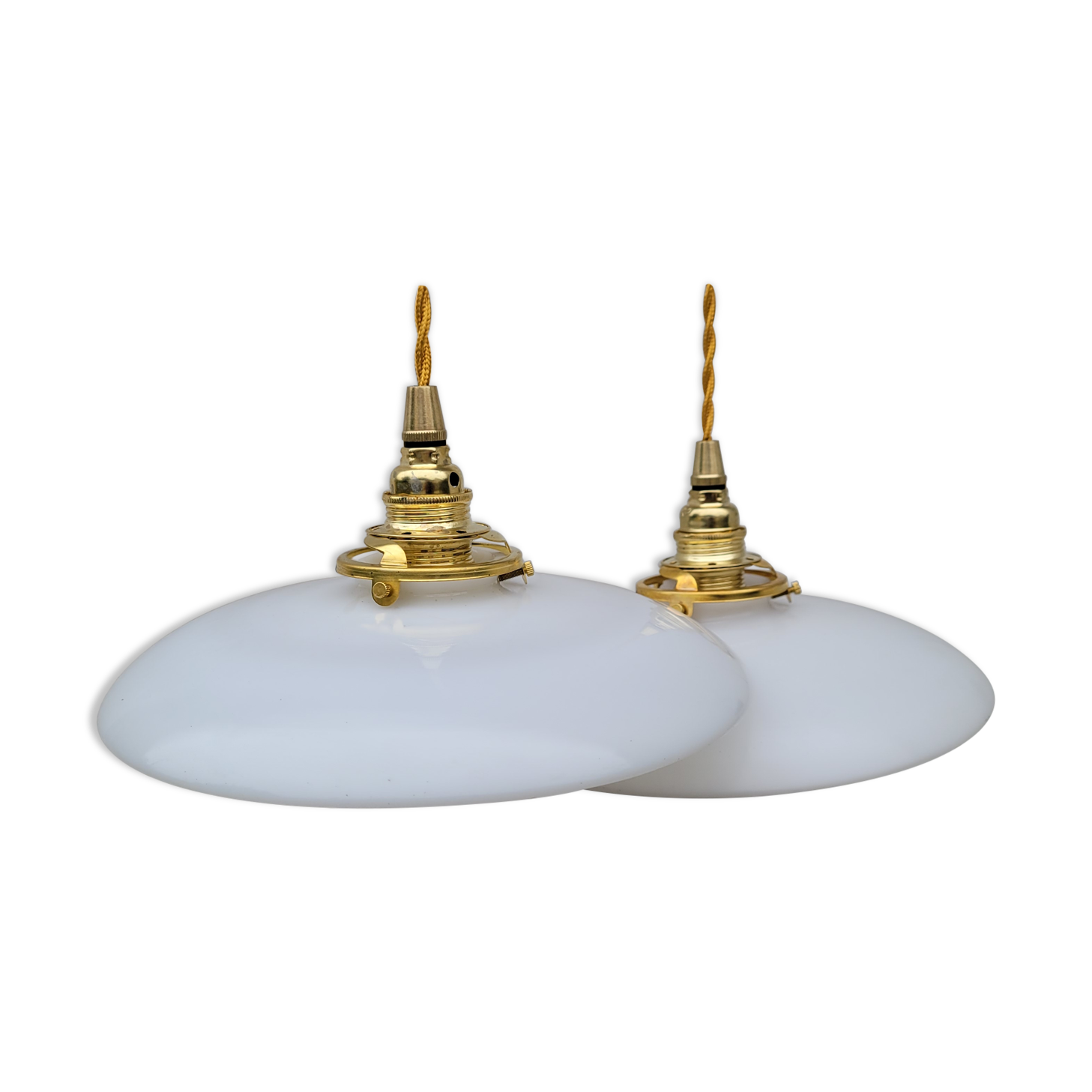 Duo of suspensions in white opaline