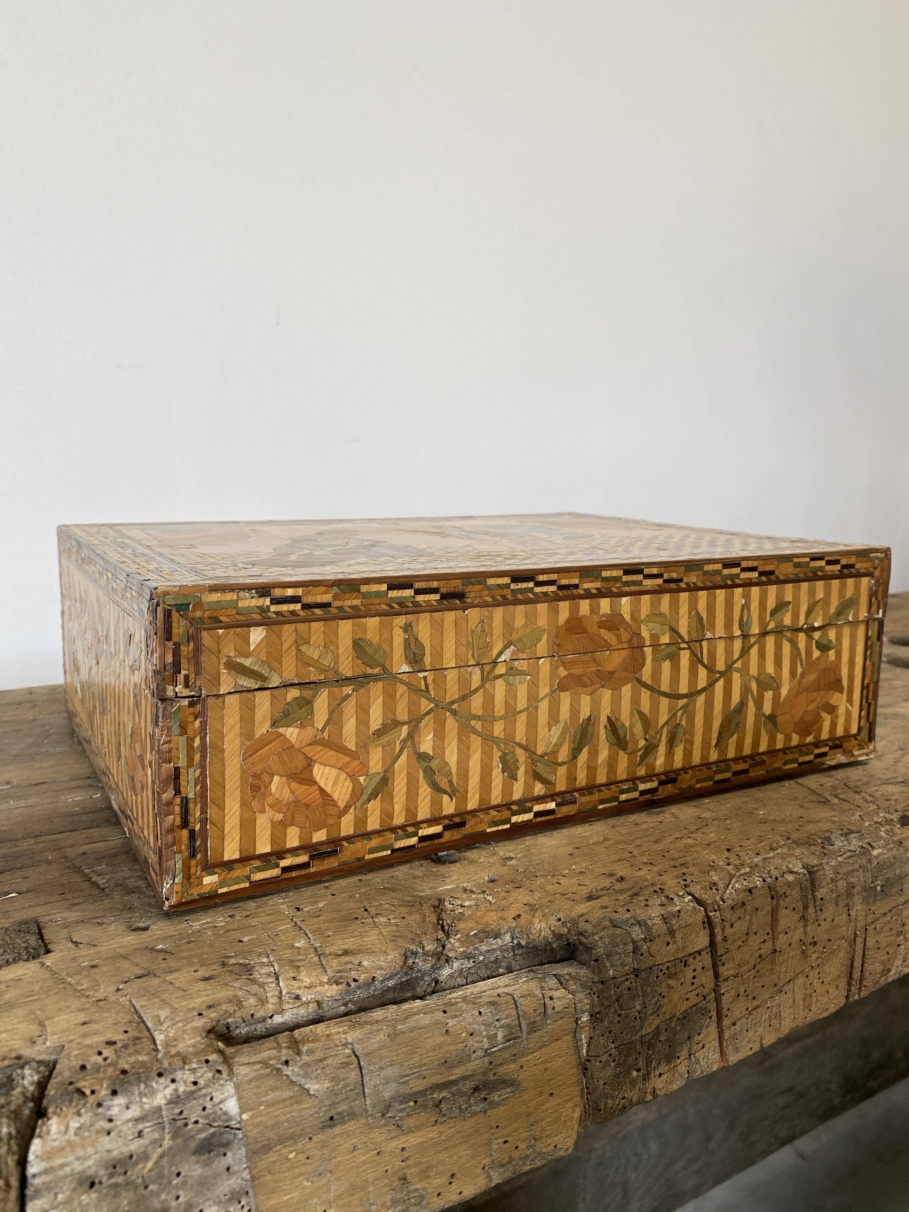 Jewellery box, secrets, straw marquetry and oriental patterns.