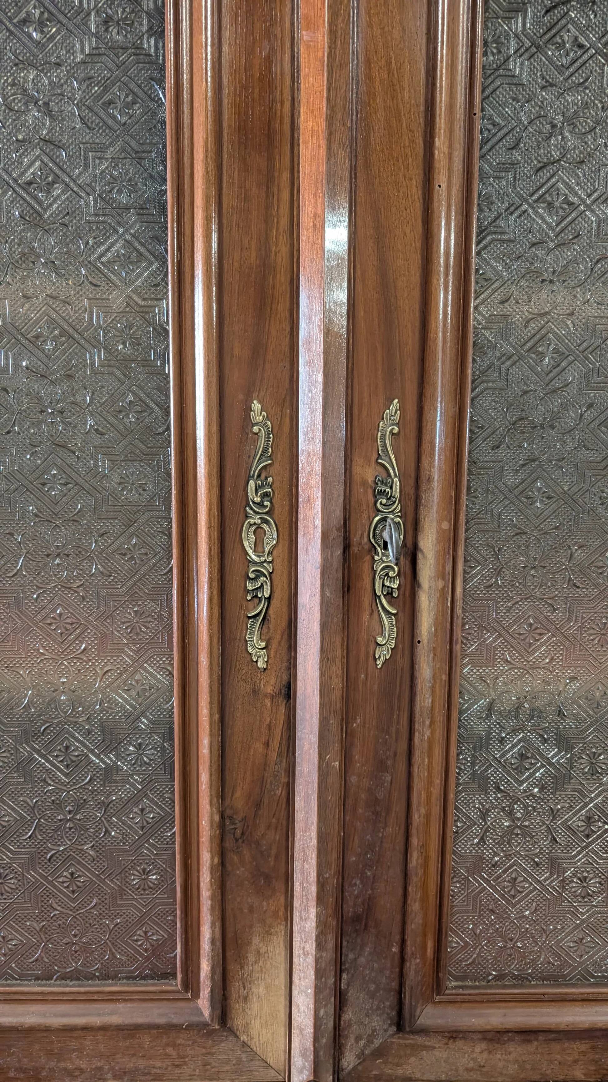Solid wood display cabinet