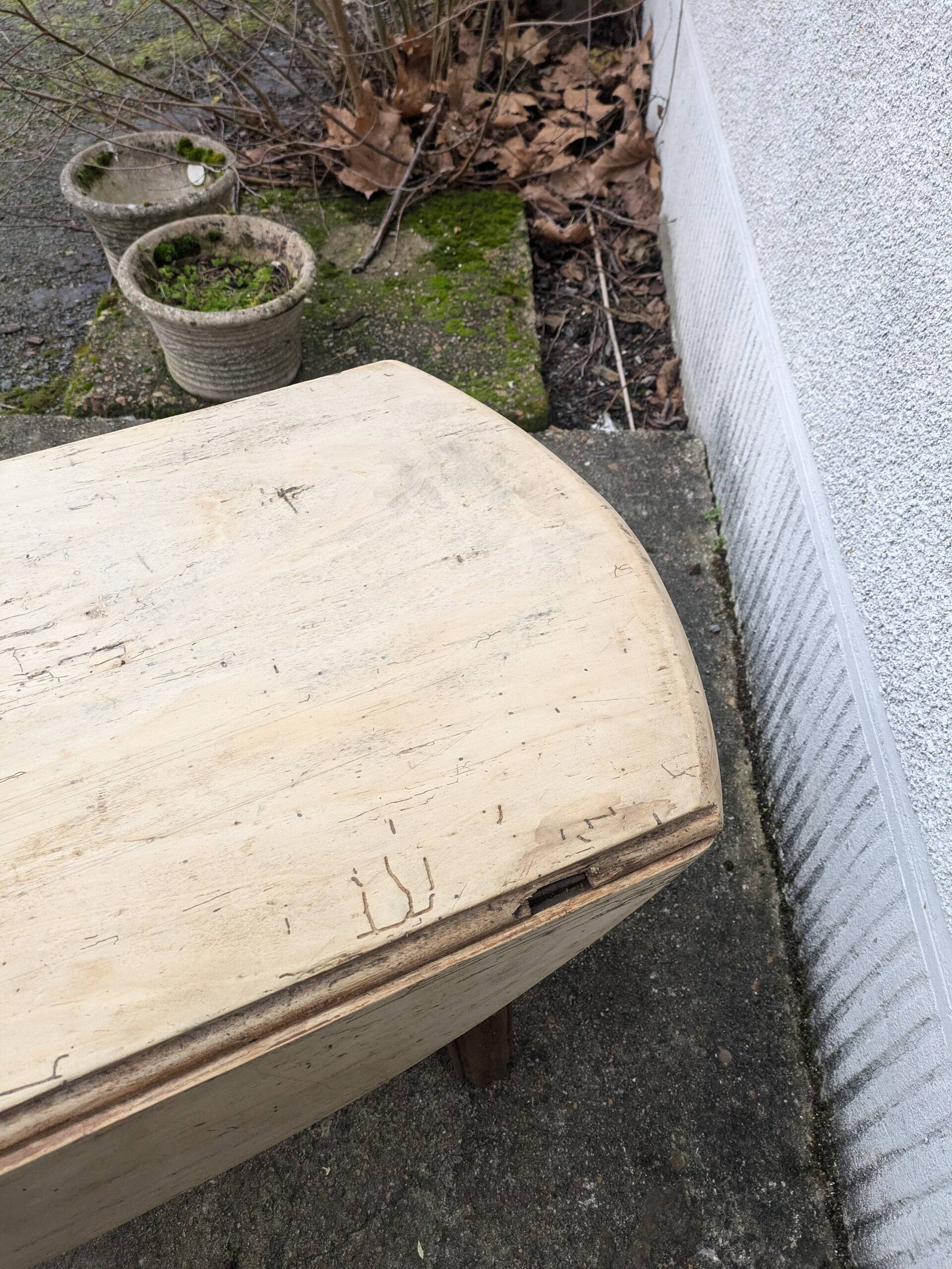 Round coffee table