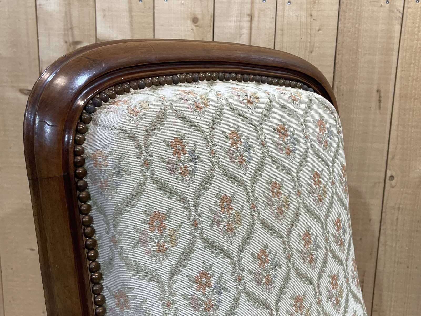 19th century Voltaire armchair in walnut - L=68cm, D=78cm, H=1m07, seat H=40cm.