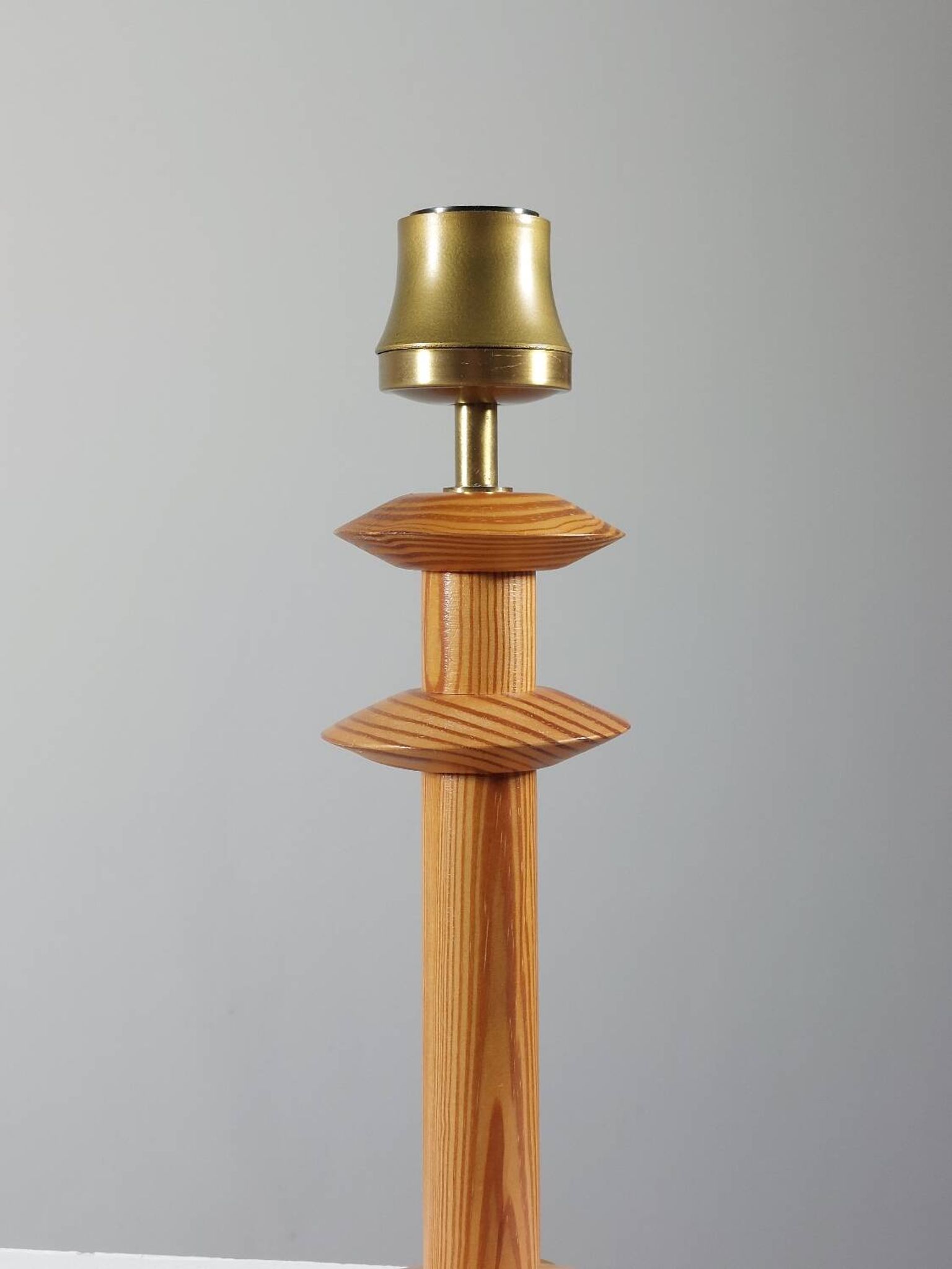 Lampe de table en bois de pin postmoderne vintage des années 80