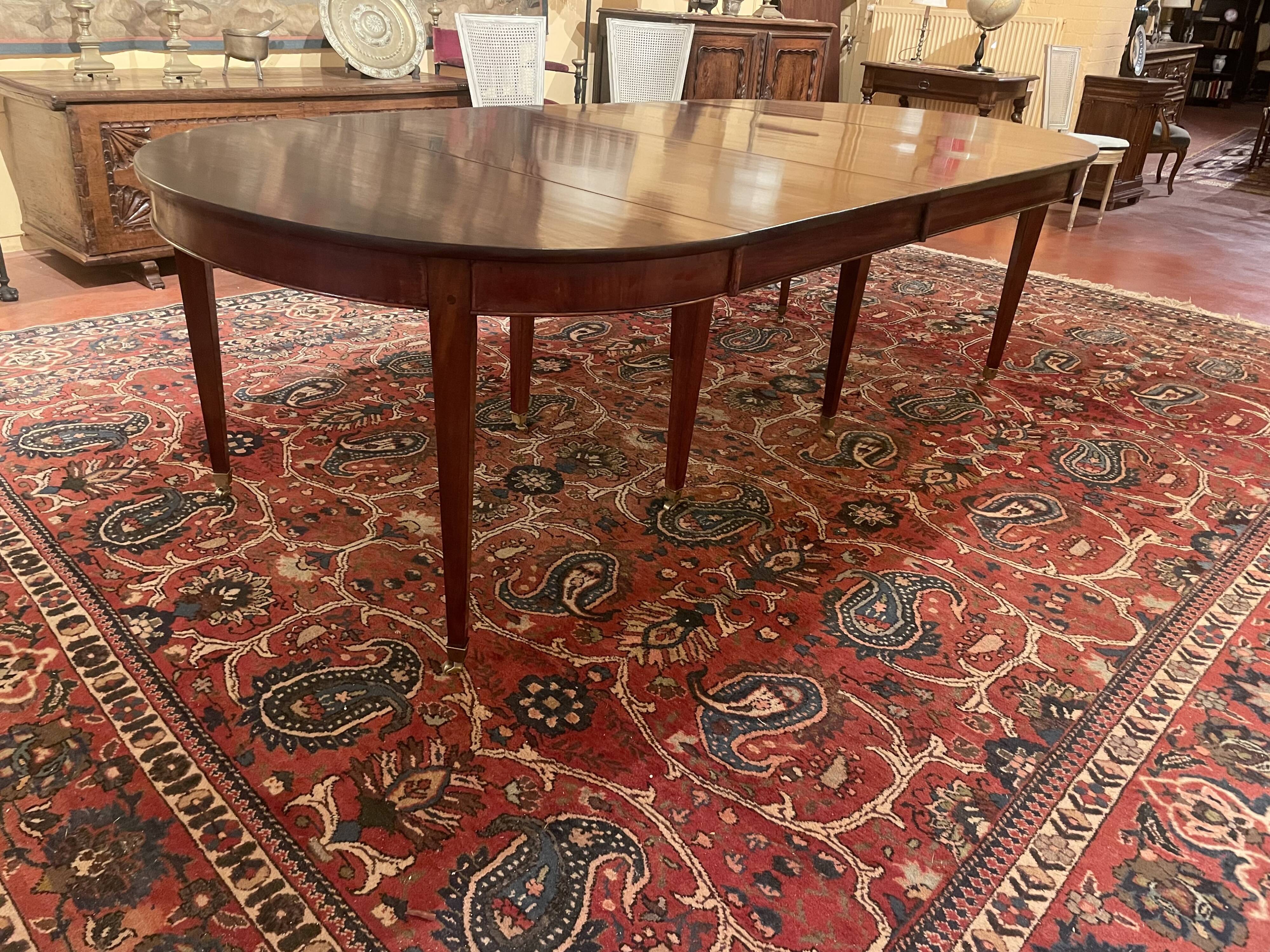 Extendable Louis XVI style mahogany dining table from the Directoire period