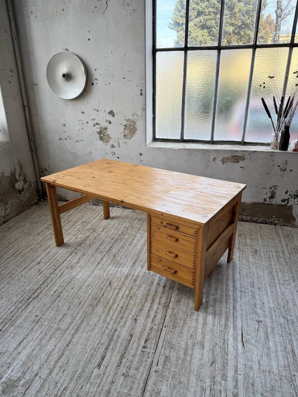 Bureau pin suédois style aperldoon 1970