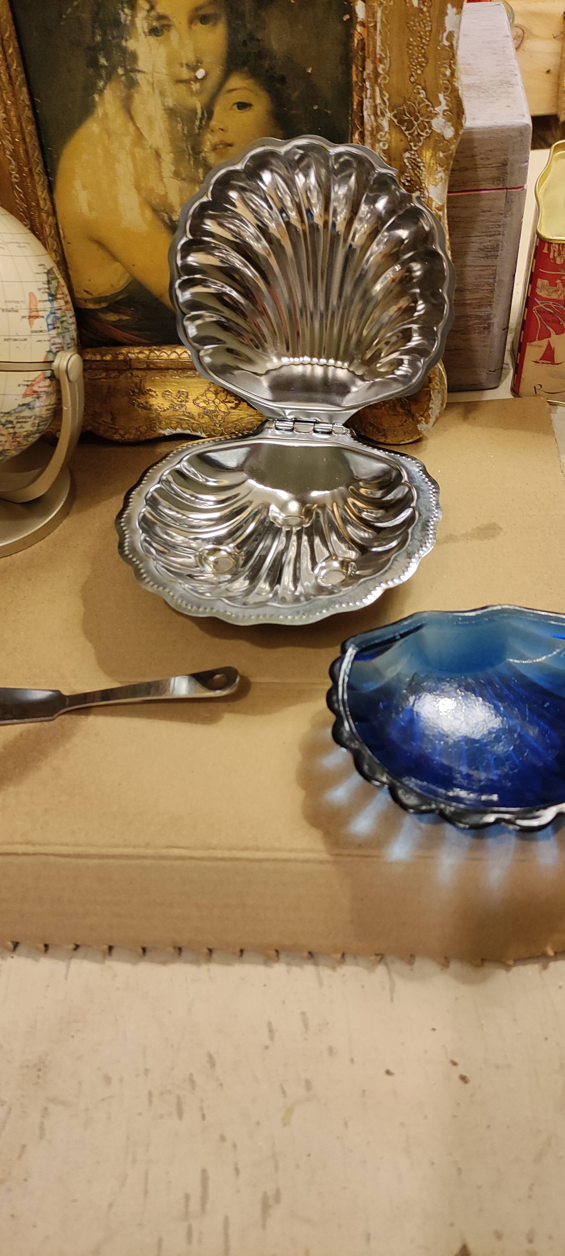 Vintage silver metal butter in shell shape