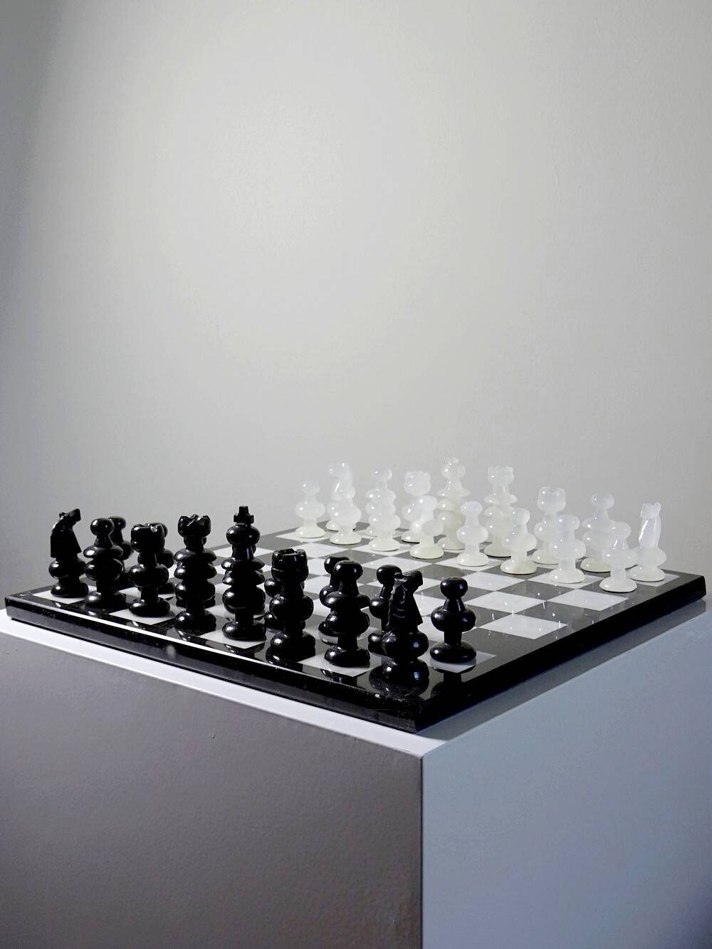 Large vintage chess set from the 70s, white and black marble, Italian craftsmanship