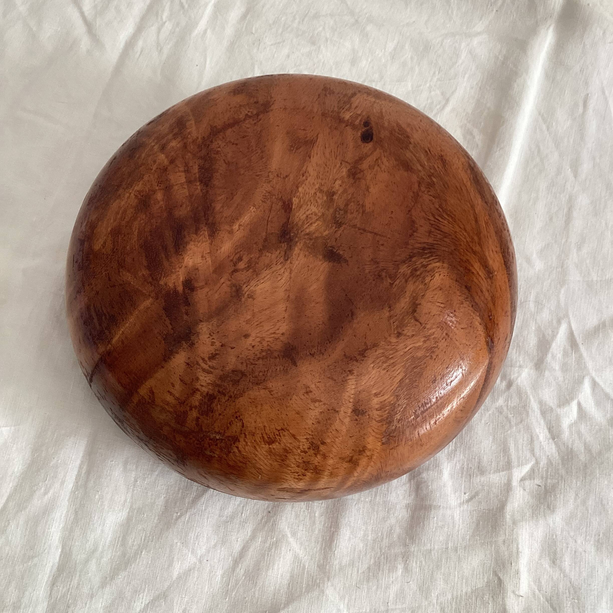 Saladier en bois de olive dimensions : hauteur -11 cm- diamètre -23 cm-