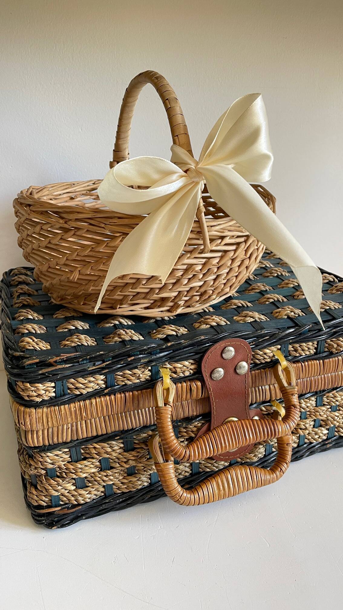 Set of 2 vintage rattan and rope baskets