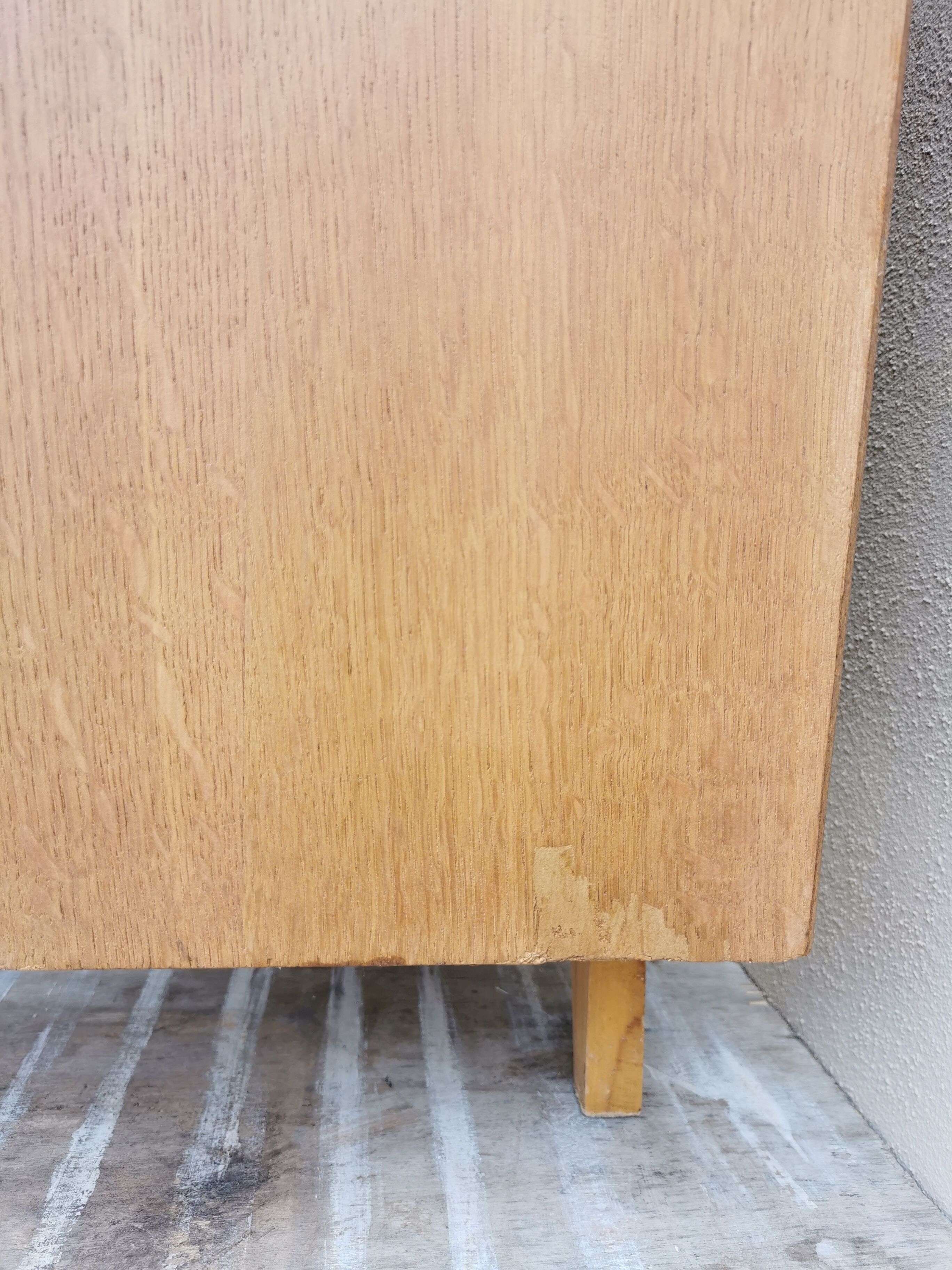 Commode pieds compas