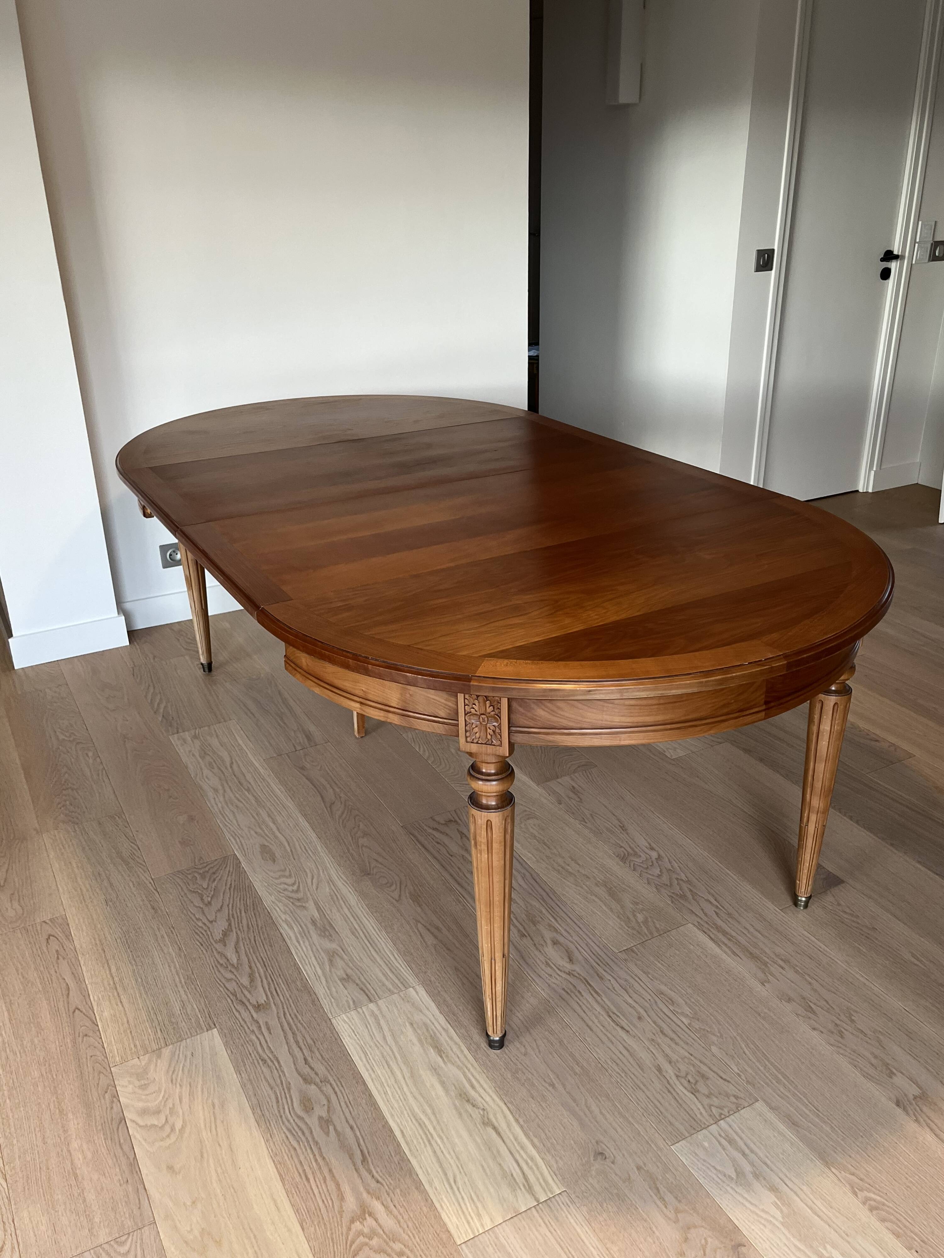 Table ronde style louis xvi