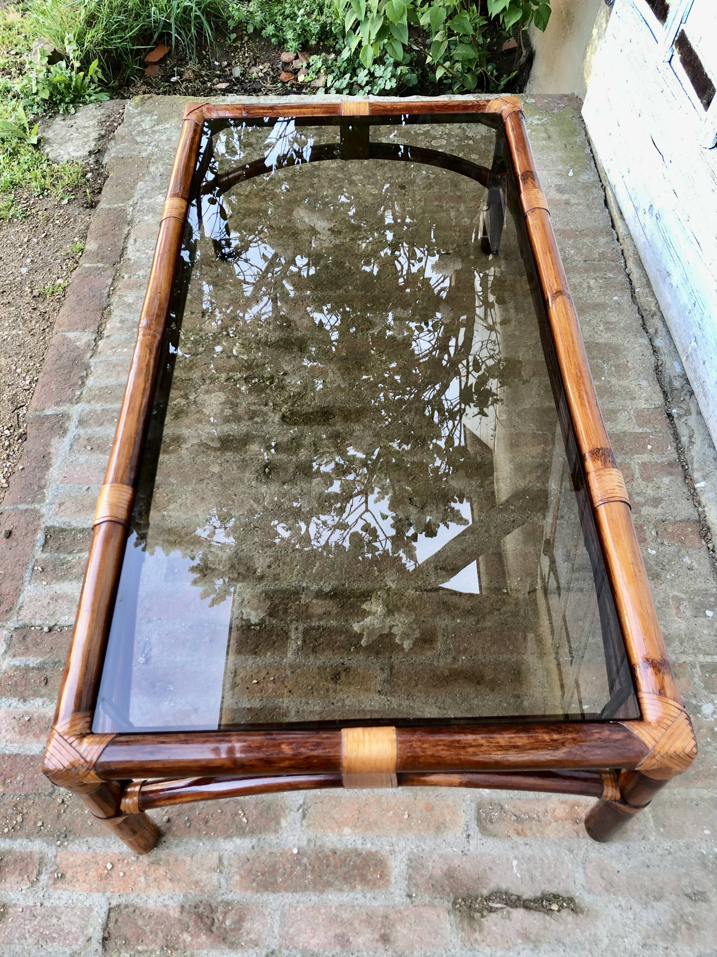 Table basse maugrion bambou, verre et cuir