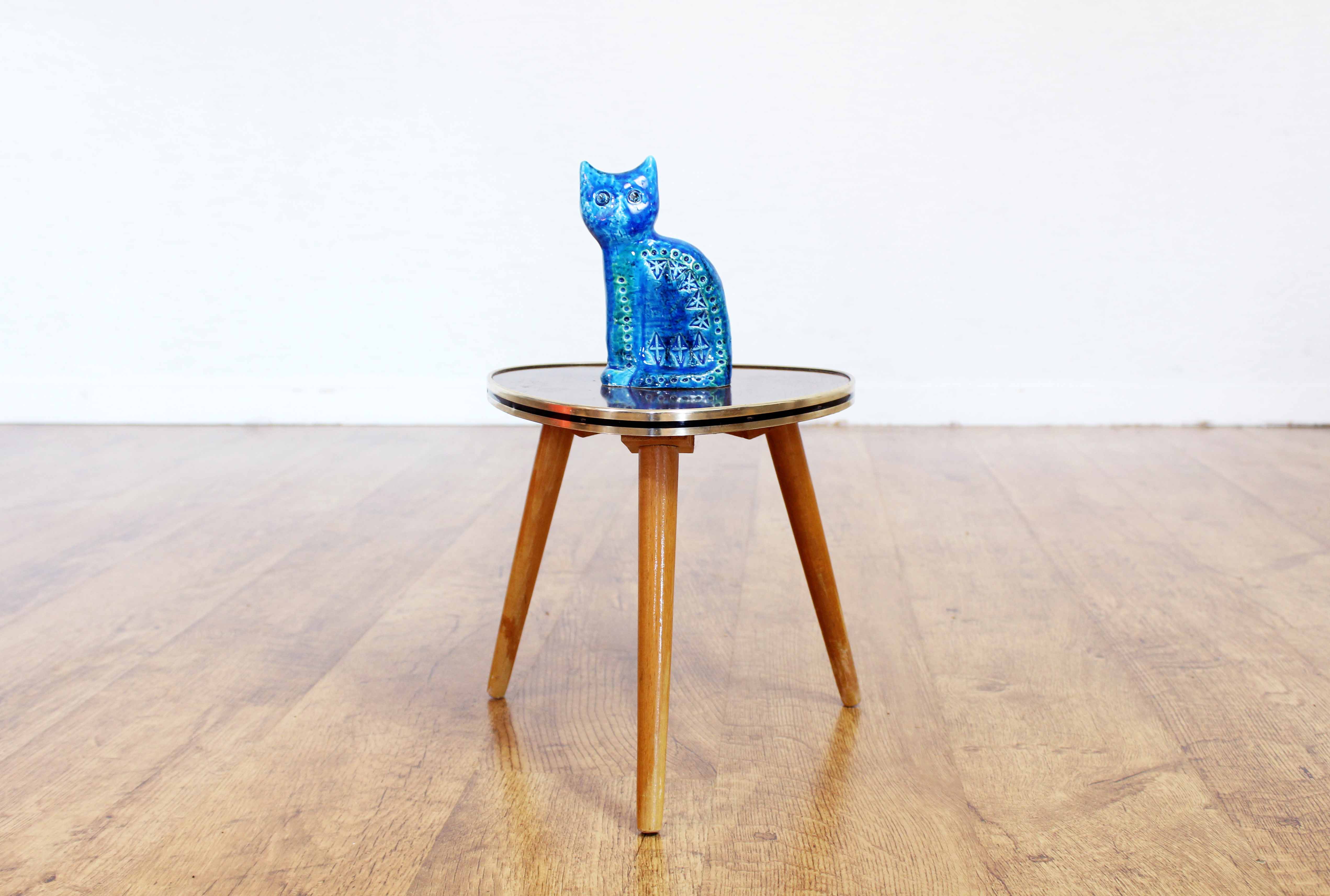 Tripod pedestal tableformica