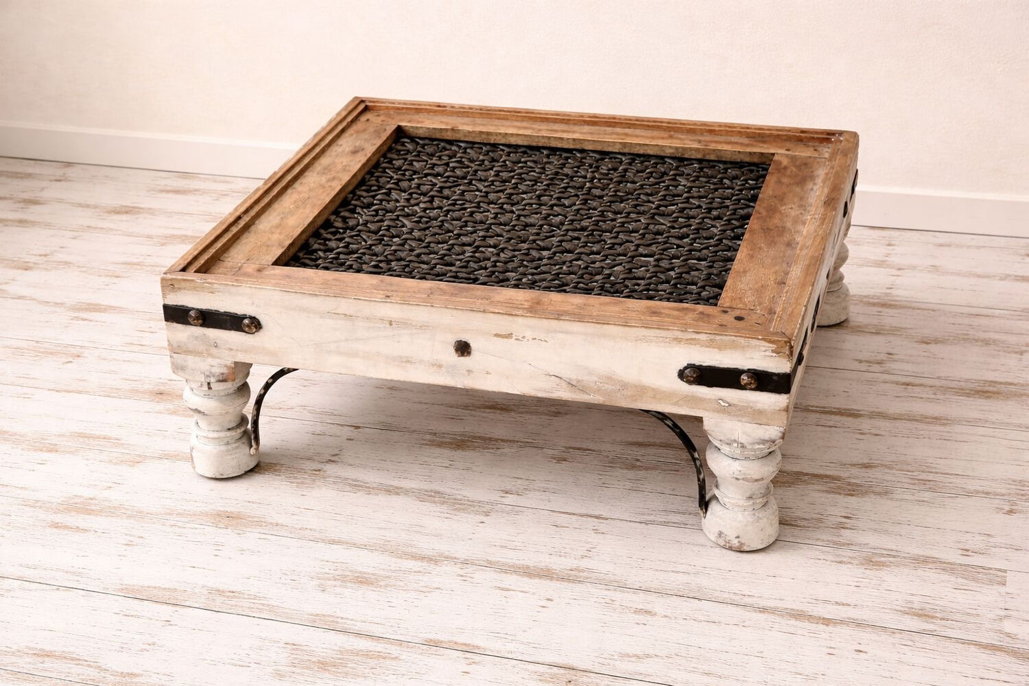 Wood and woven steel coffee table – Dual decorative use