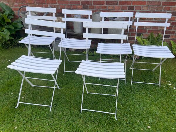 Anciennes chaises de bistrot de terrasse