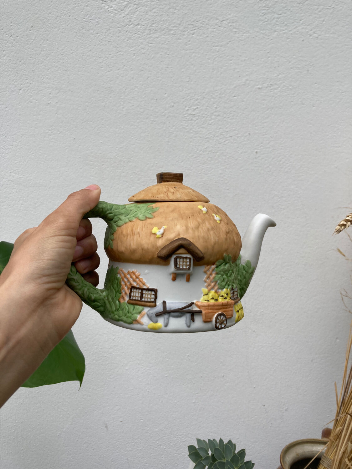 Homemade English teapot in glazed porcelain and Staffordshire biscuit - Christopher Wren cottages slip