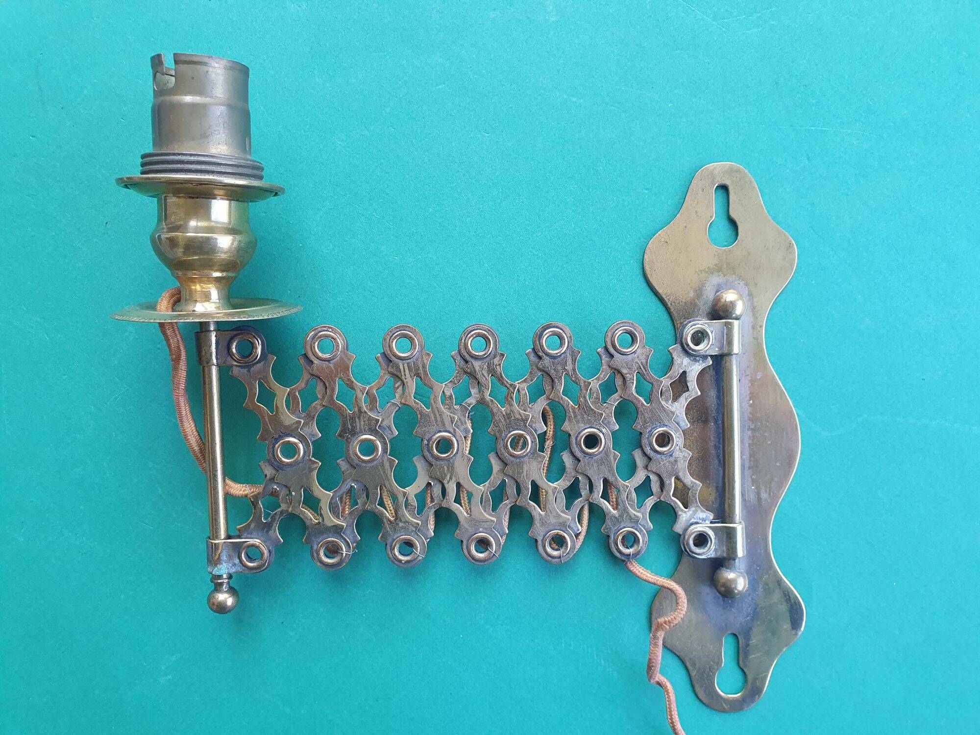 Vintage extendable pantograph wall light